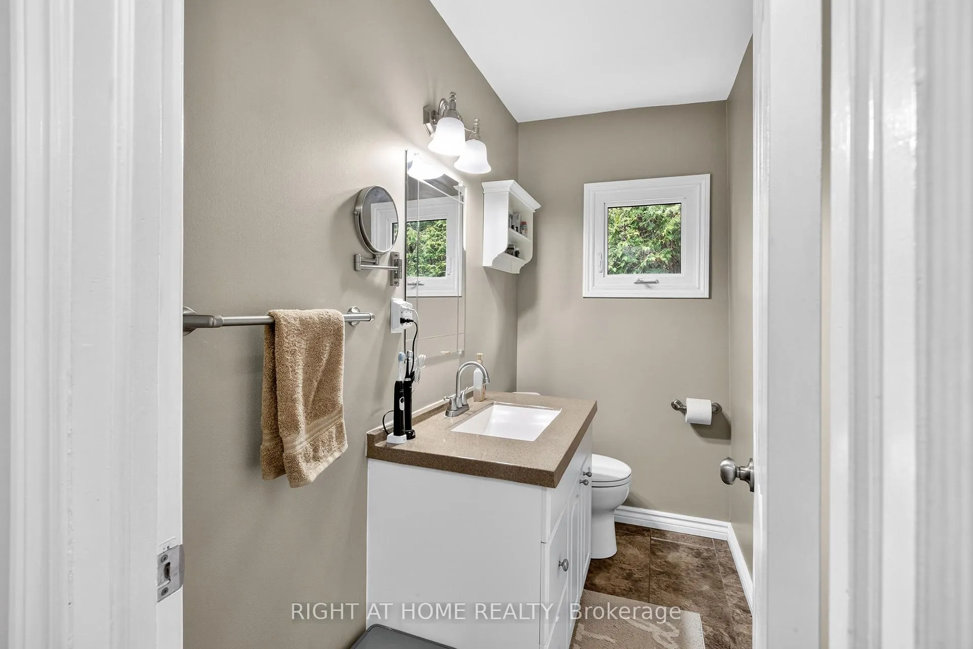 Photo 12 of 18 Duke Street, Clarington, Bowmanville — HOMEH