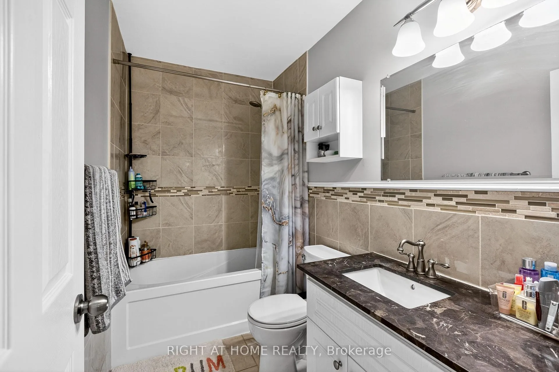 Photo 20 of 18 Duke Street, Clarington, Bowmanville — HOMEH