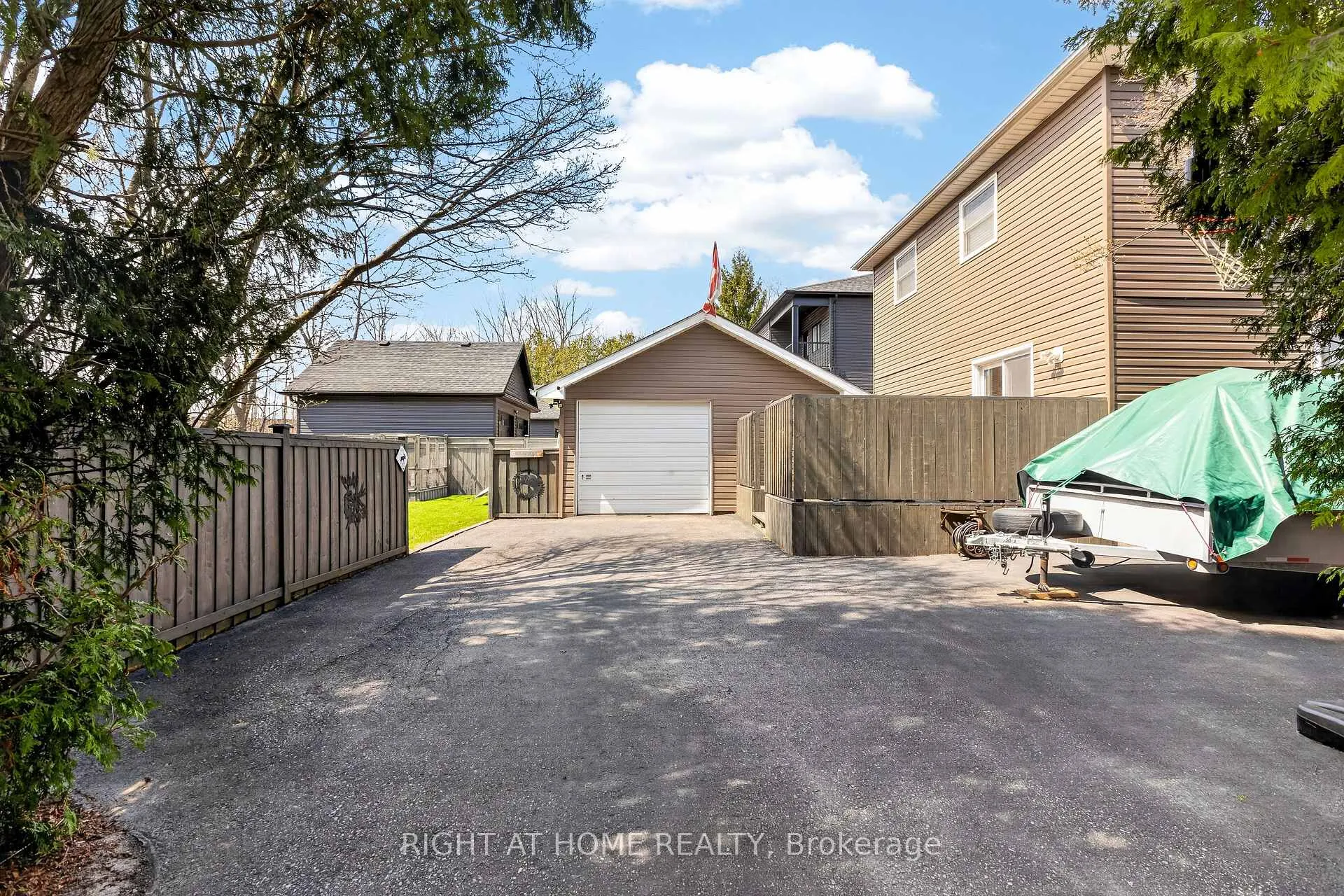 Photo 24 of 18 Duke Street, Clarington, Bowmanville — HOMEH
