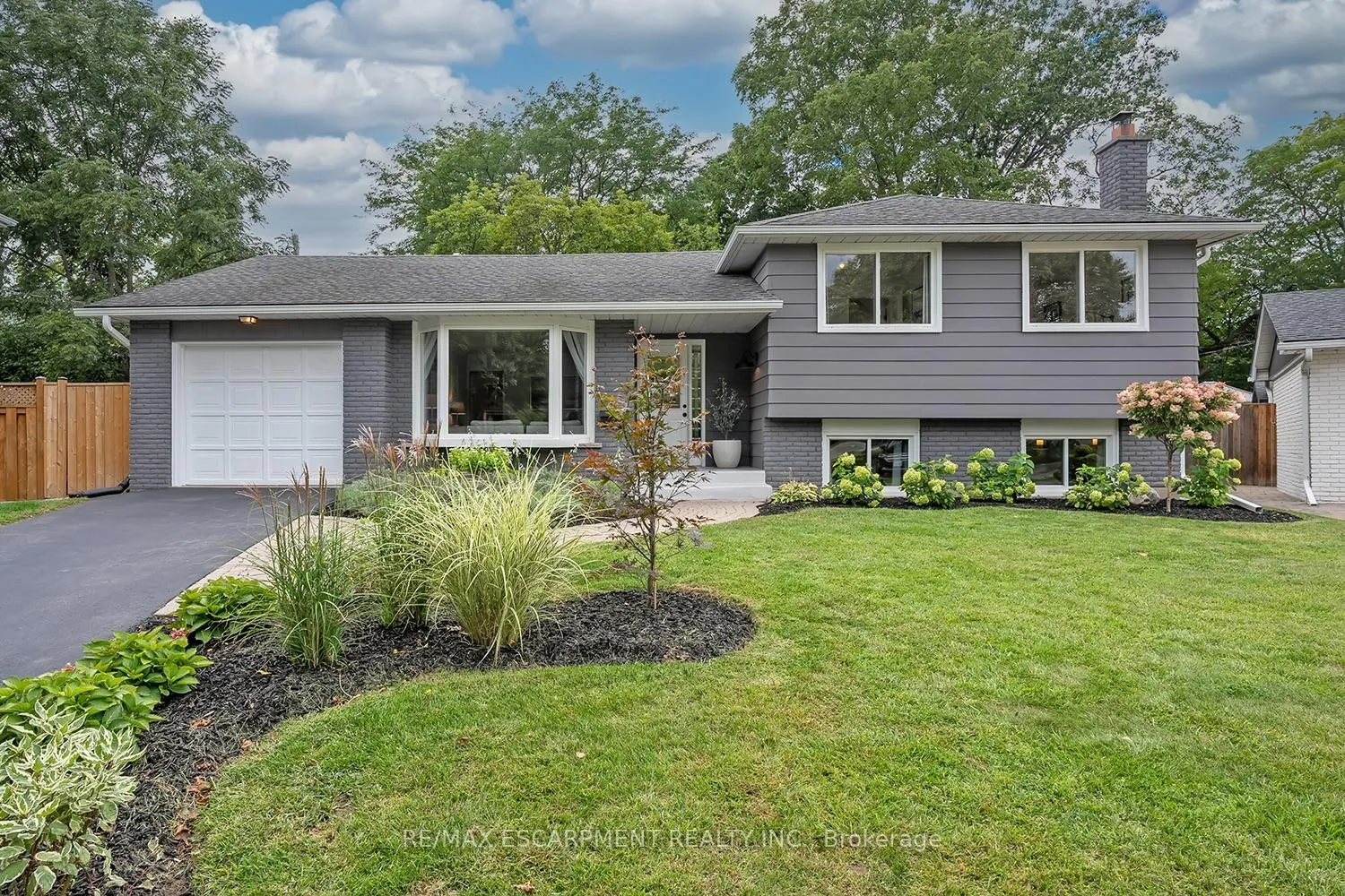Photo 1 of 406 Oakwood Drive, Burlington, Roseland — HOMEH