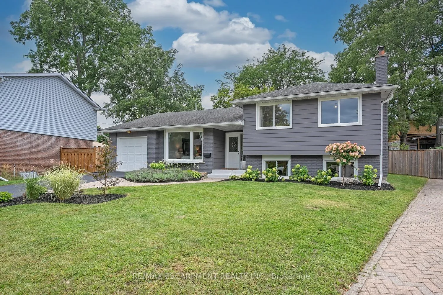Photo 2 of 406 Oakwood Drive, Burlington, Roseland — HOMEH