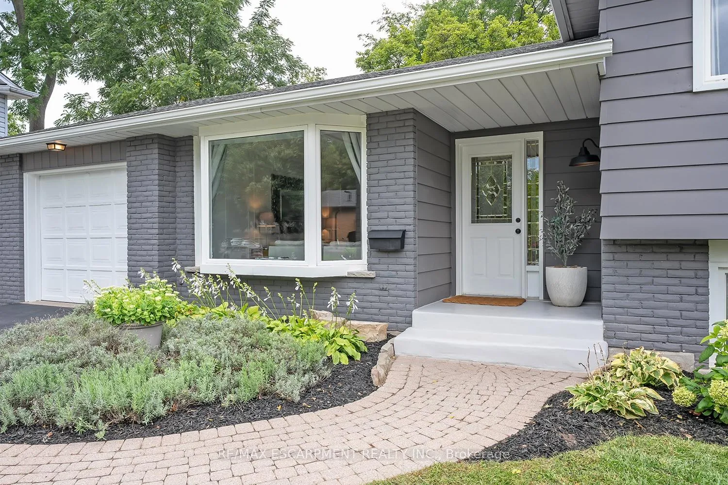 Photo 3 of 406 Oakwood Drive, Burlington, Roseland — HOMEH