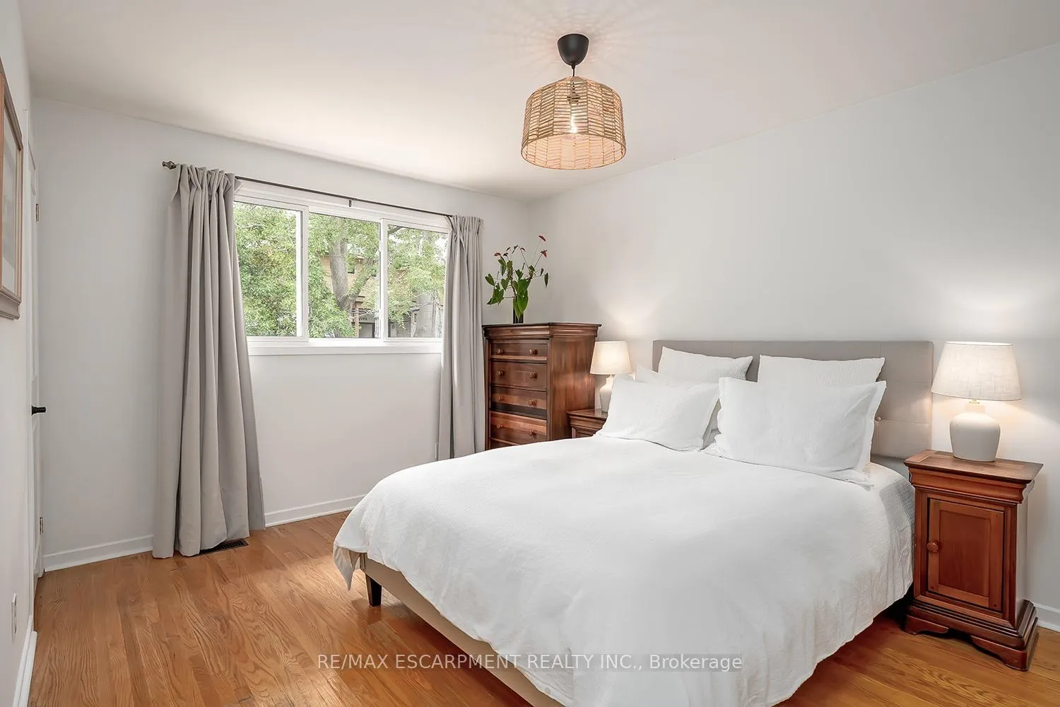 Photo 16 of 406 Oakwood Drive, Burlington, Roseland — HOMEH