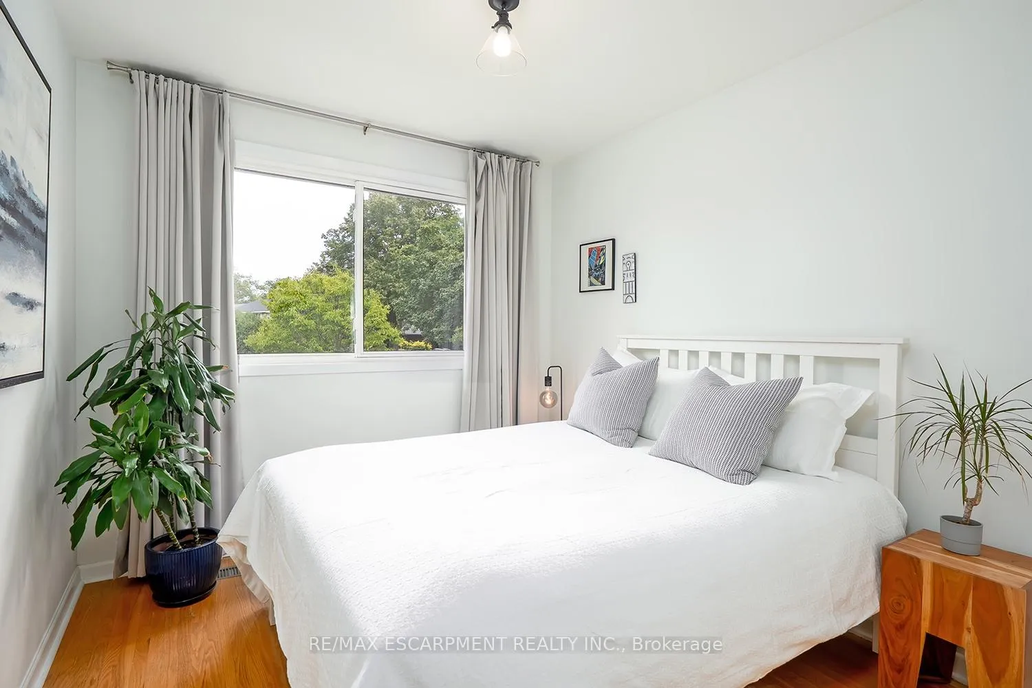 Photo 18 of 406 Oakwood Drive, Burlington, Roseland — HOMEH