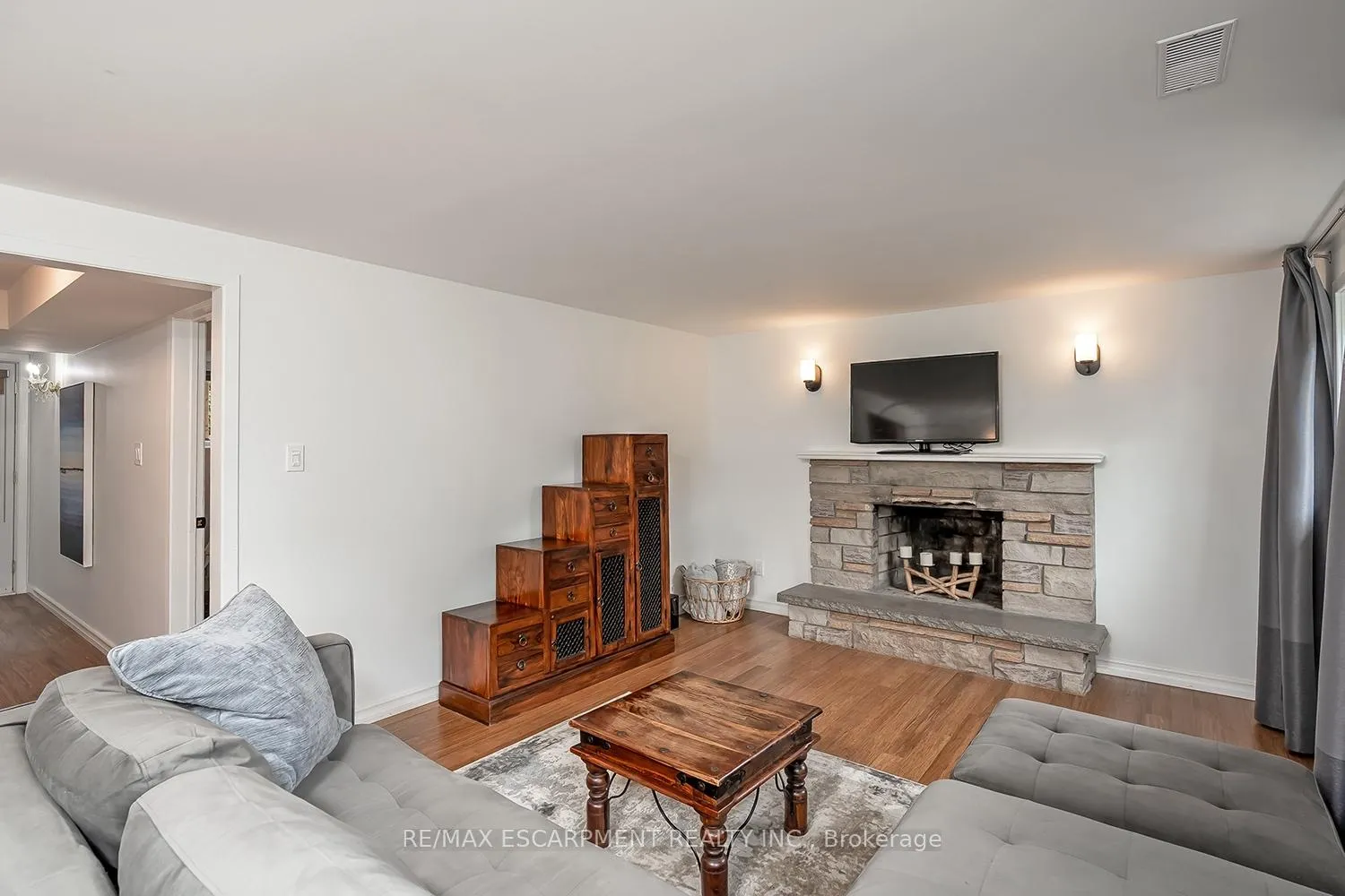 Photo 26 of 406 Oakwood Drive, Burlington, Roseland — HOMEH
