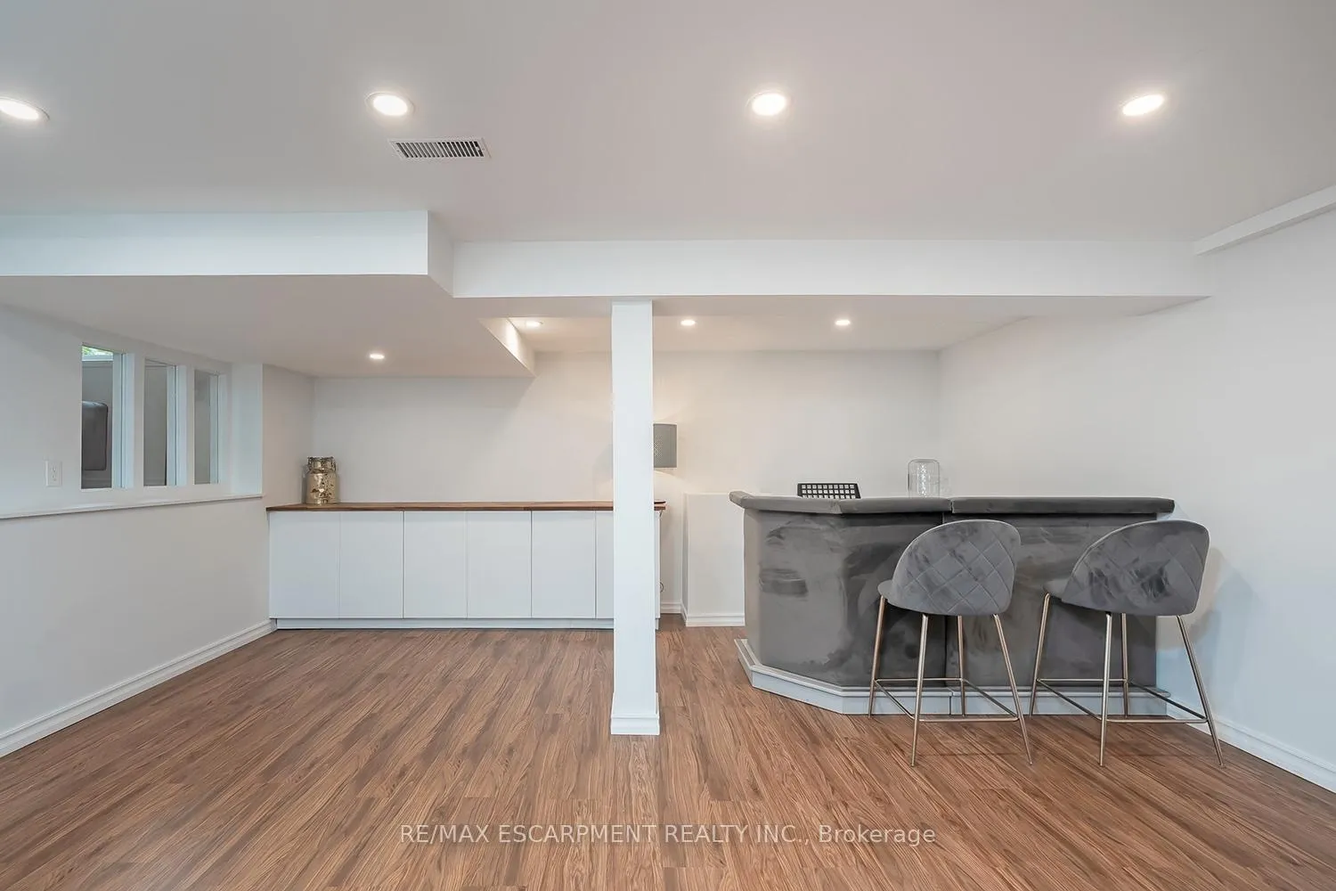 Photo 32 of 406 Oakwood Drive, Burlington, Roseland — HOMEH