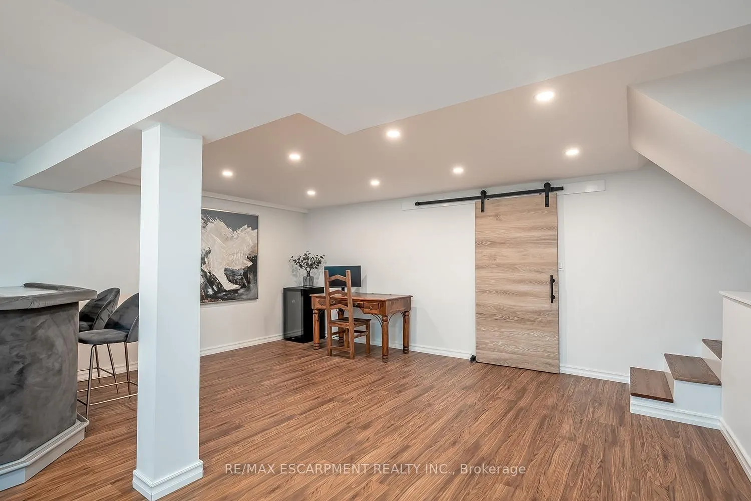 Photo 33 of 406 Oakwood Drive, Burlington, Roseland — HOMEH