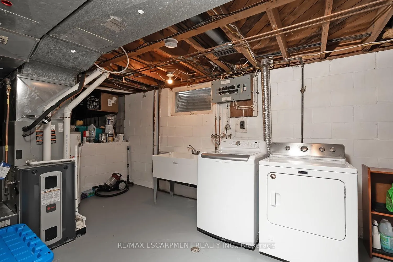 Photo 35 of 406 Oakwood Drive, Burlington, Roseland — HOMEH