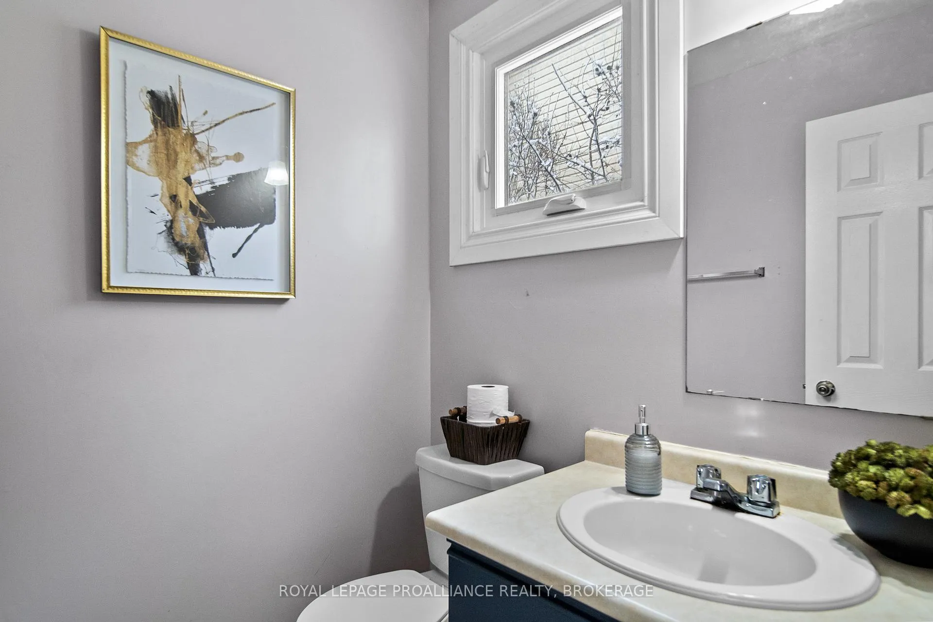 Photo 5 of 4 Balmoral Court, Kingston, West of Sir John A. Blvd — HOMEH