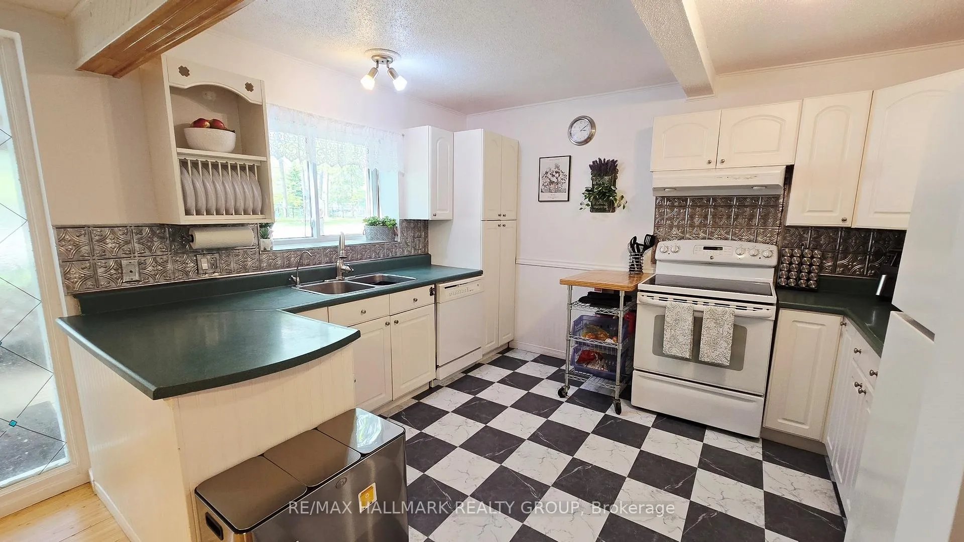 Photo 14 of 114 Macrostie Lane, Ottawa, Constance Bay — HOMEH
