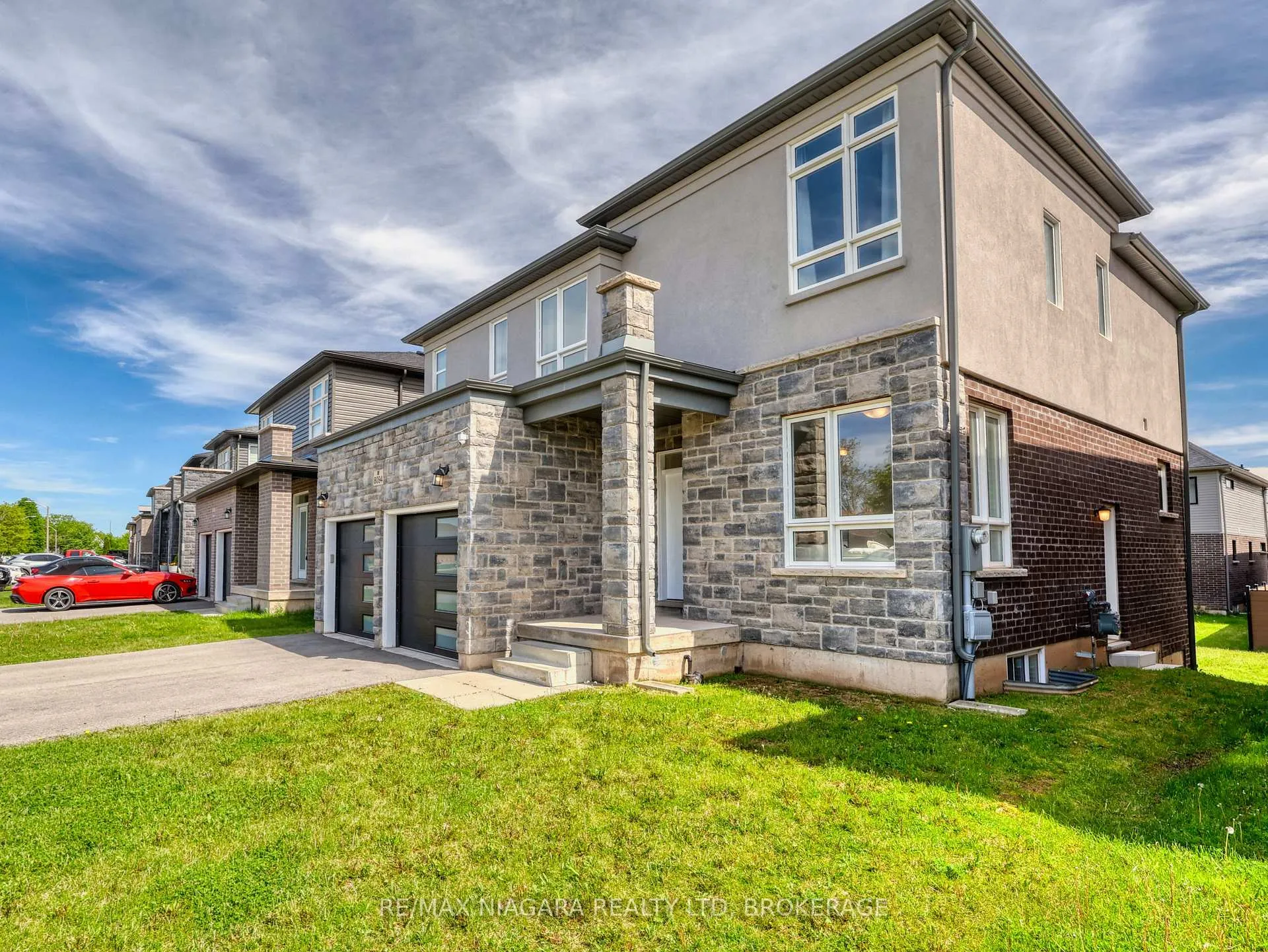 Photo 2 of 8094 Citation Road, Niagara Falls, Ascot — HOMEH