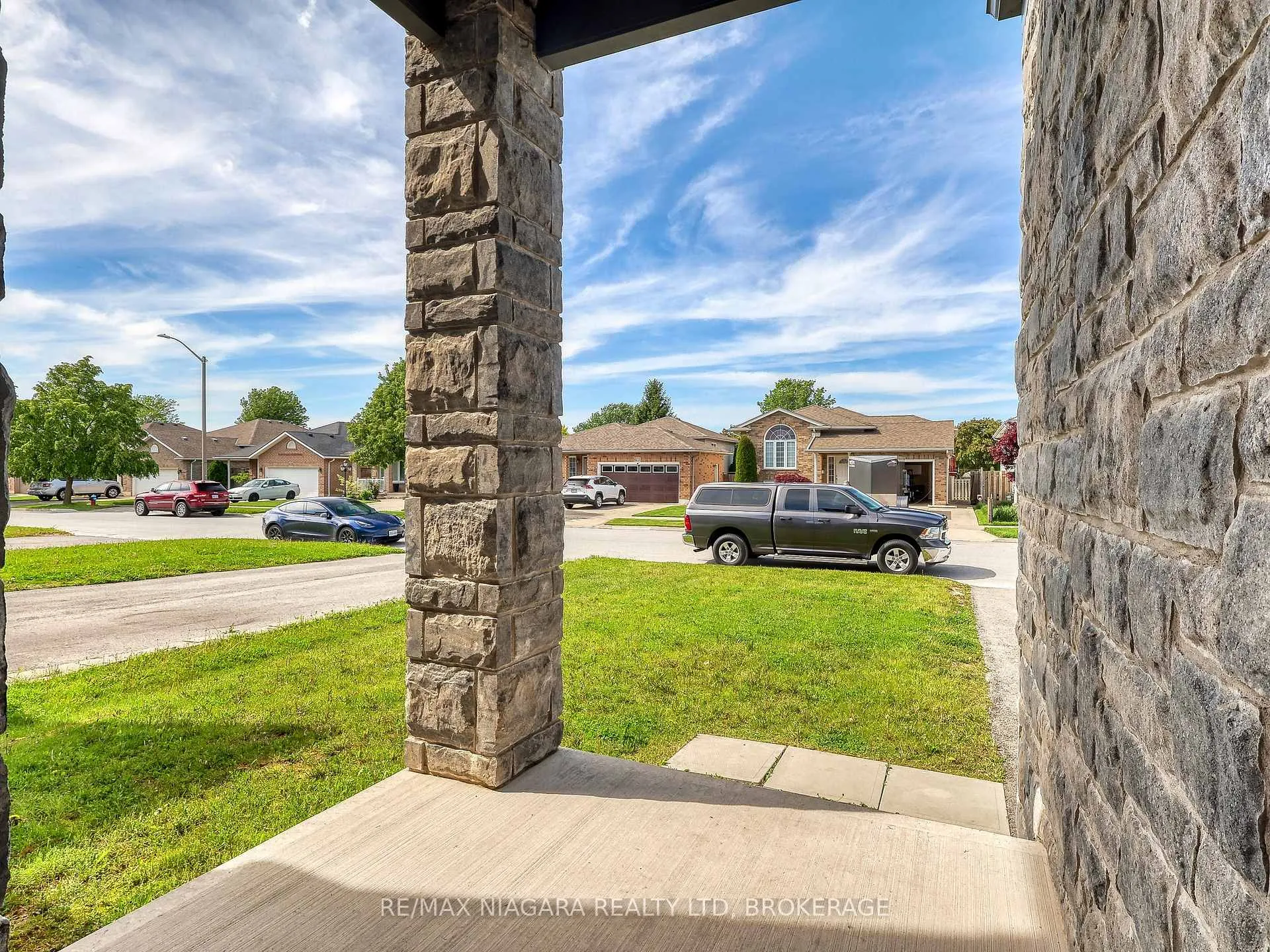 Photo 3 of 8094 Citation Road, Niagara Falls, Ascot — HOMEH