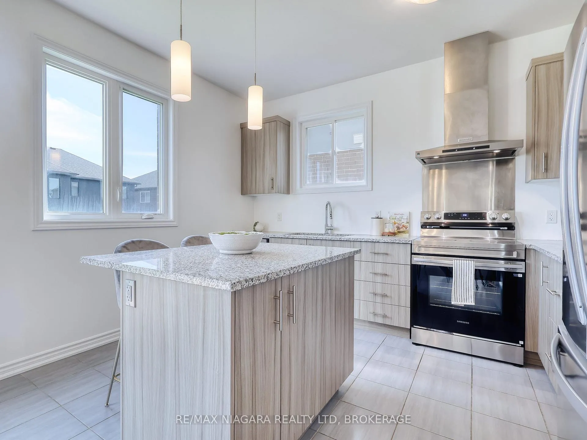 Photo 6 of 8094 Citation Road, Niagara Falls, Ascot — HOMEH