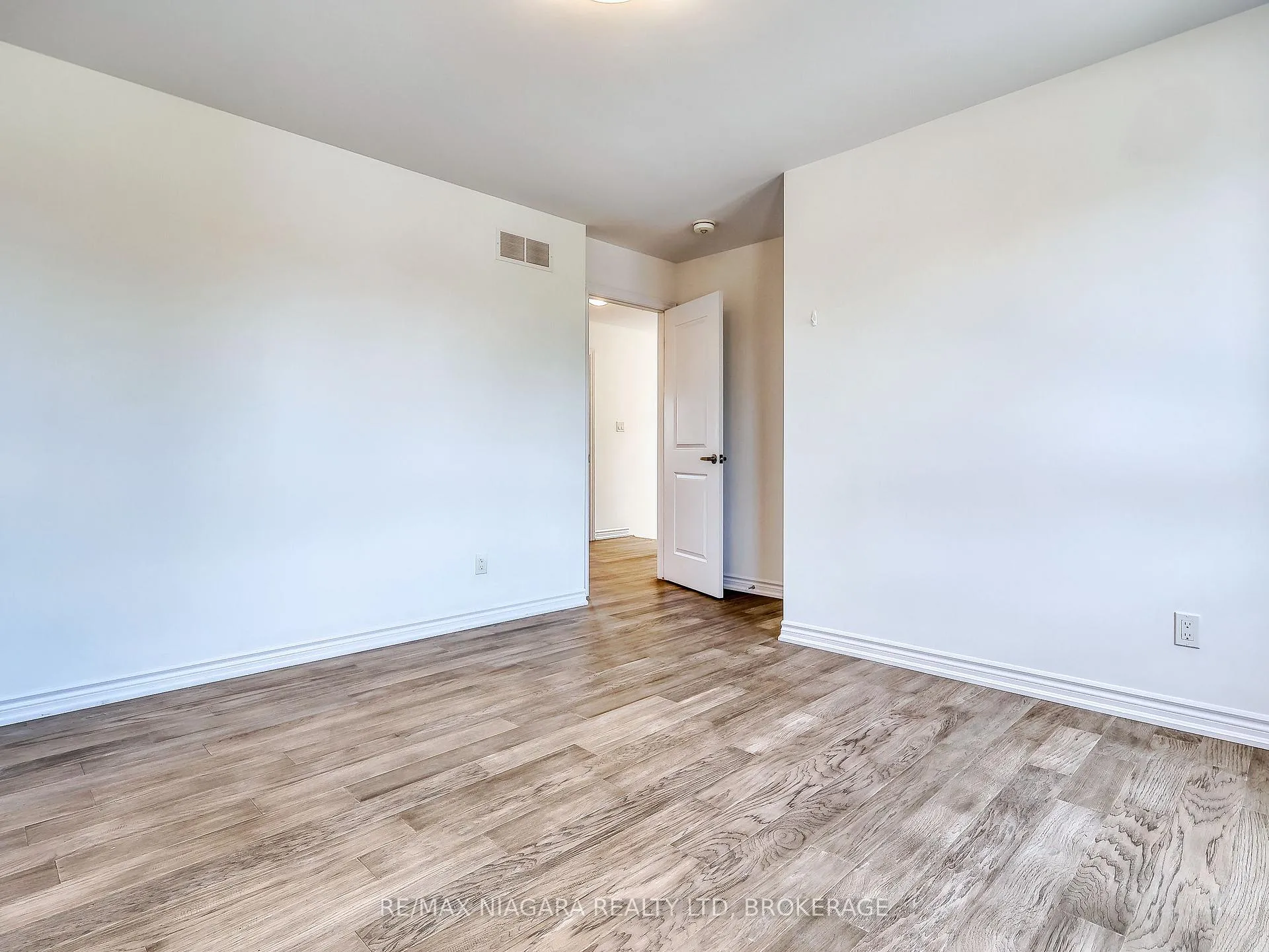 Photo 16 of 8094 Citation Road, Niagara Falls, Ascot — HOMEH
