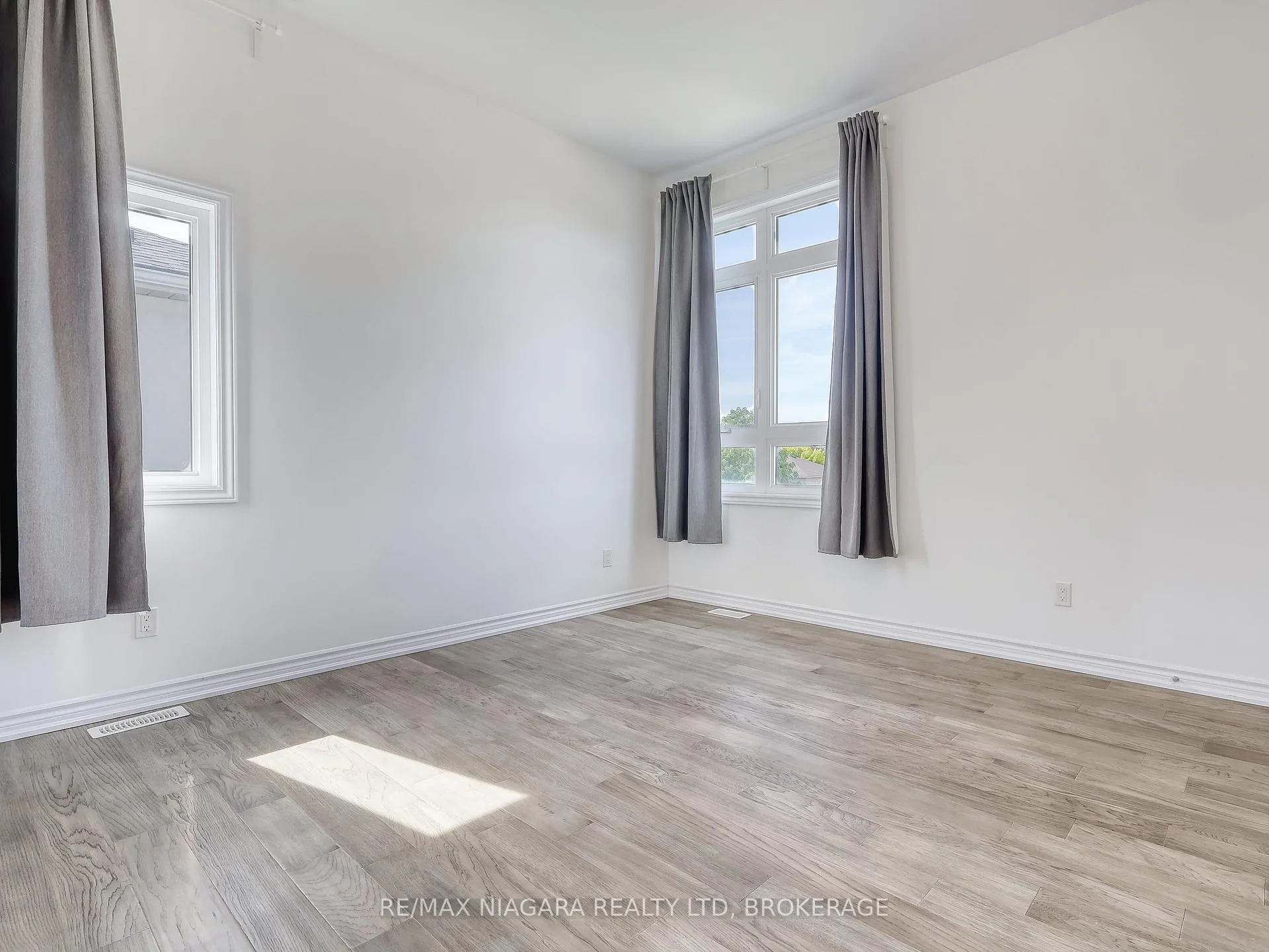 Photo 18 of 8094 Citation Road, Niagara Falls, Ascot — HOMEH