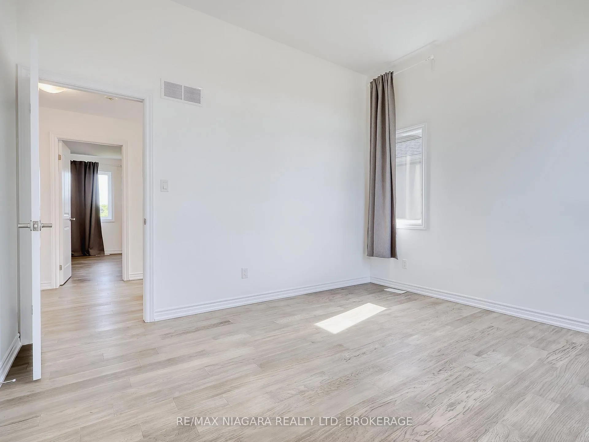 Photo 19 of 8094 Citation Road, Niagara Falls, Ascot — HOMEH