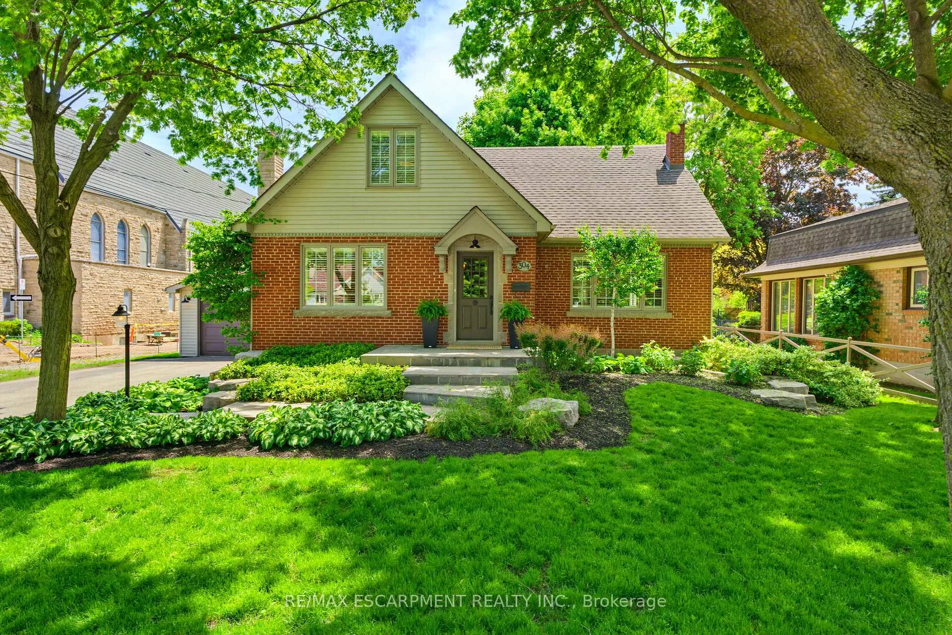 Photo 1 of 304 Parkside Drive, Hamilton, Waterdown — HOMEH