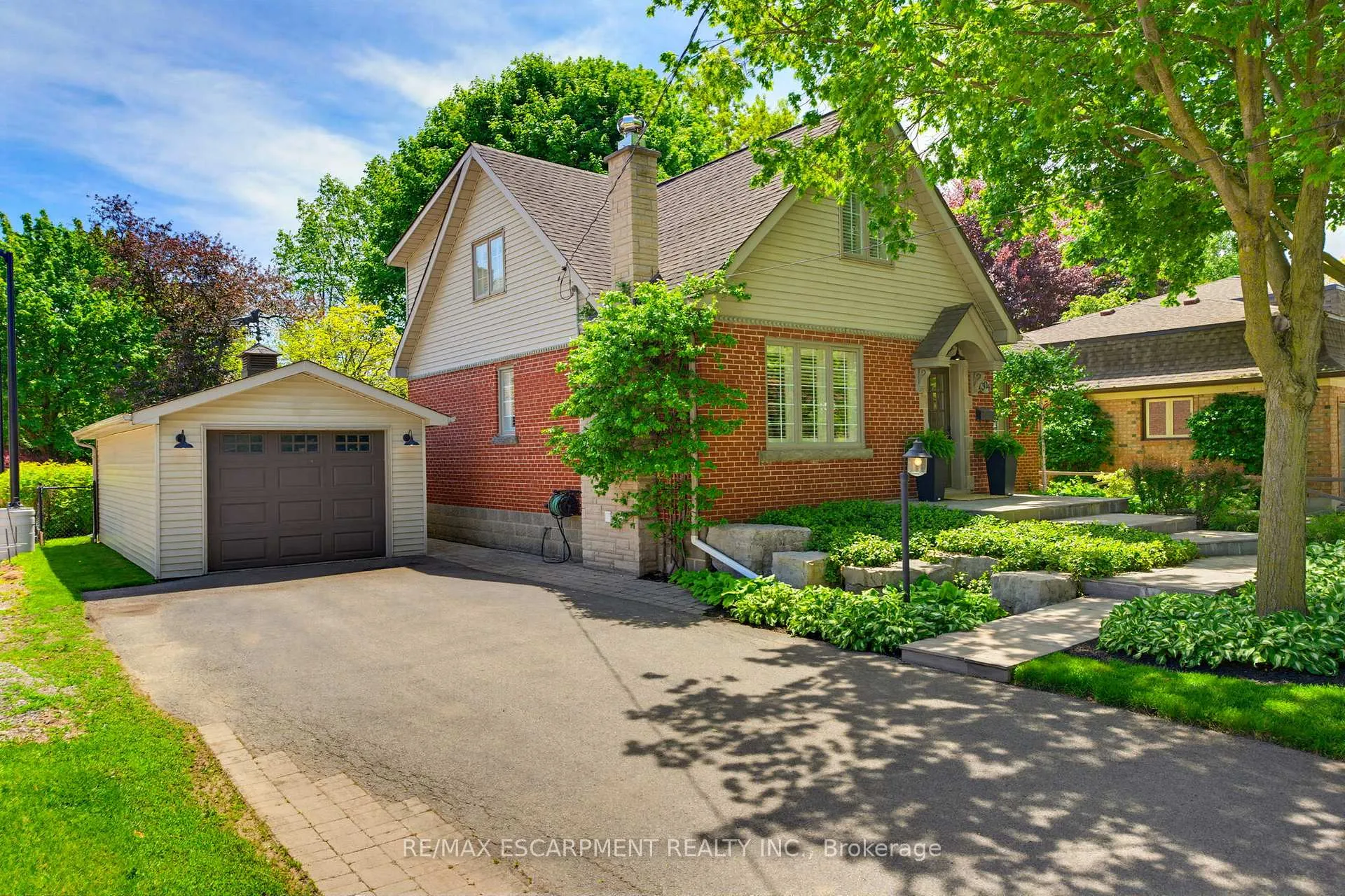 Photo 2 of 304 Parkside Drive, Hamilton, Waterdown — HOMEH