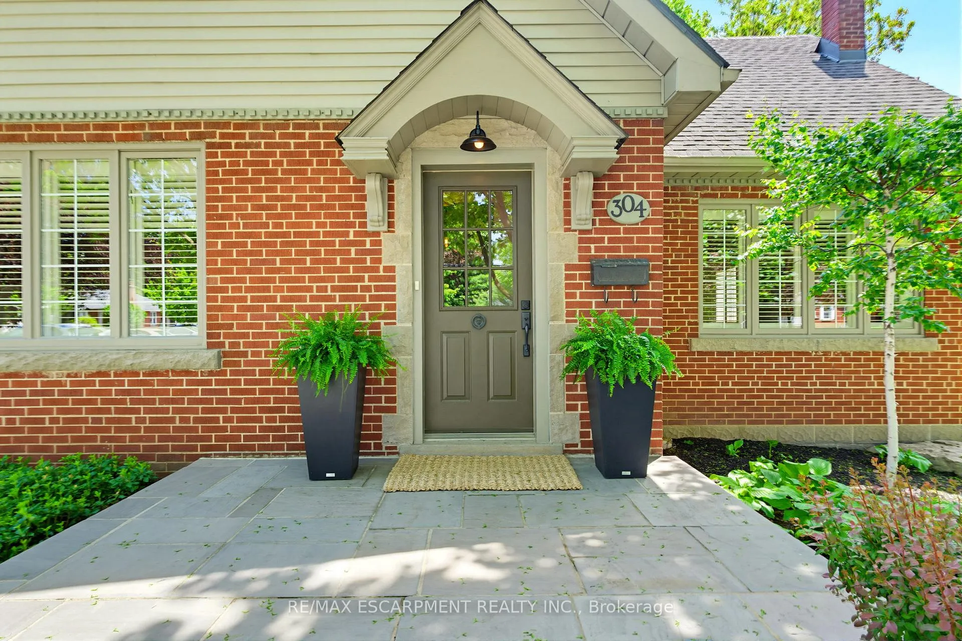 Photo 3 of 304 Parkside Drive, Hamilton, Waterdown — HOMEH