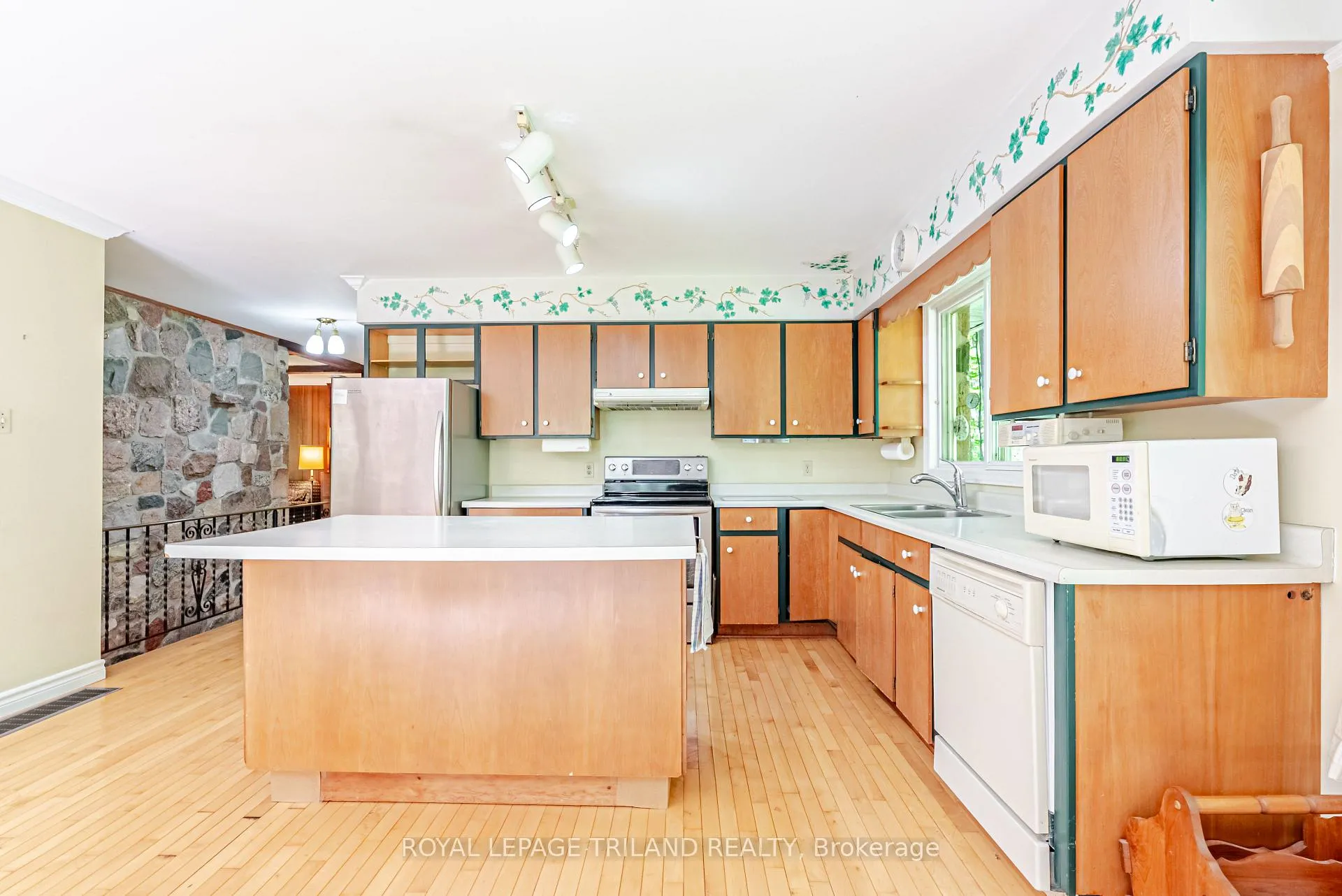 Photo 10 of 1591 Elgin Road, Thames Centre, Rural Thames Centre — HOMEH