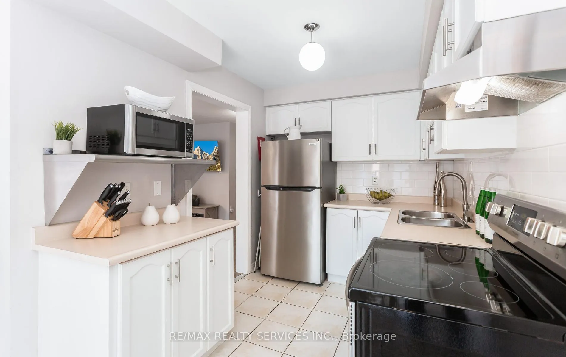 Photo 4 of 14 Todmorden Drive, Brampton, Northwest Sandalwood Parkway — HOMEH