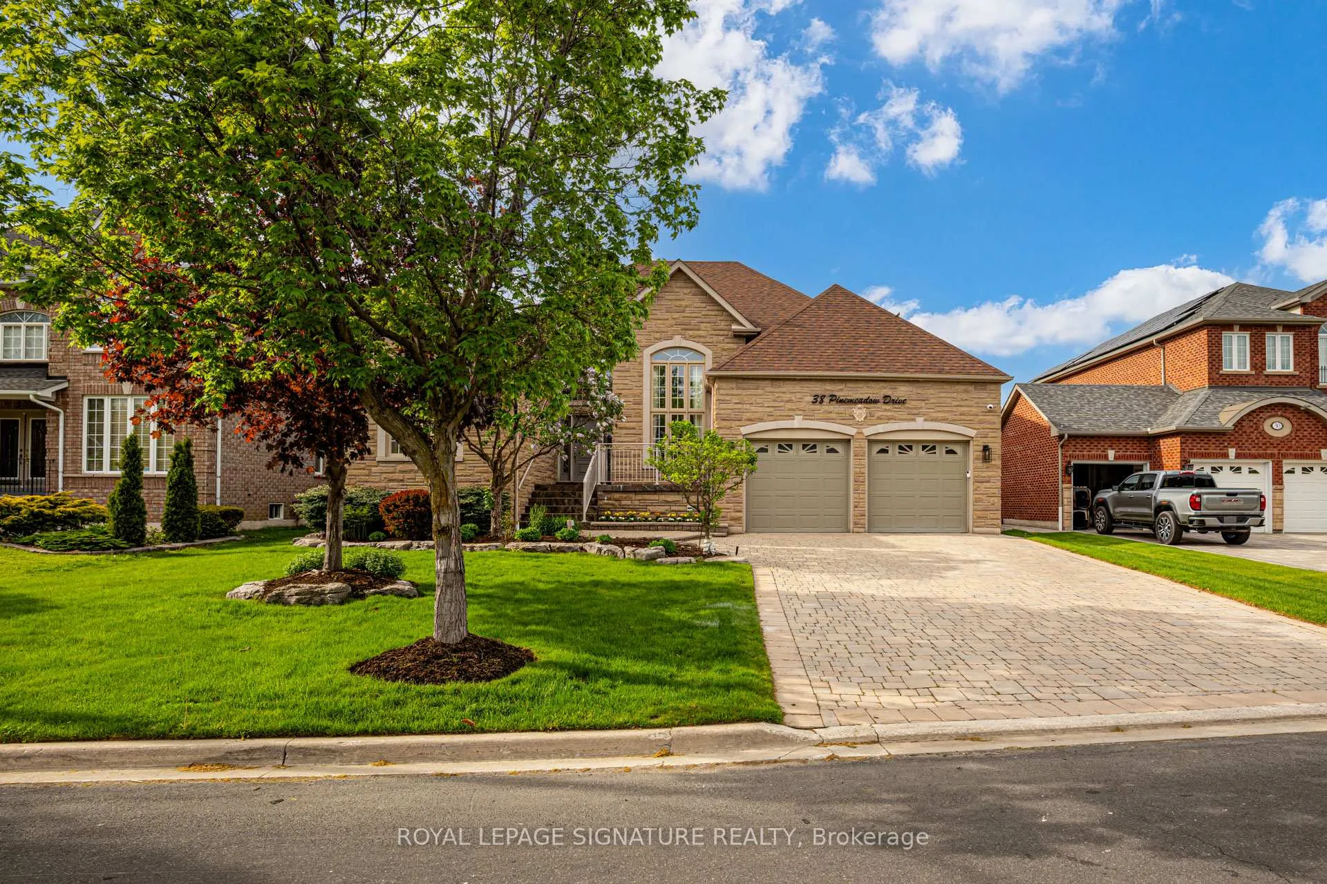 Photo 2 of 38 Pinemeadow Drive, Vaughan, East Woodbridge — HOMEH