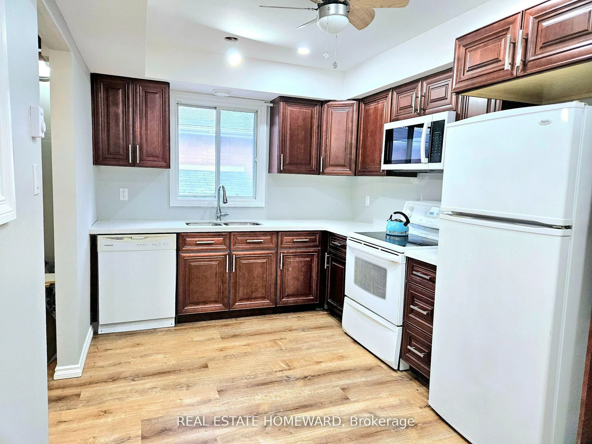 Photo 2 of 7 Bristow Court, Barrie, Allandale Heights — HOMEH