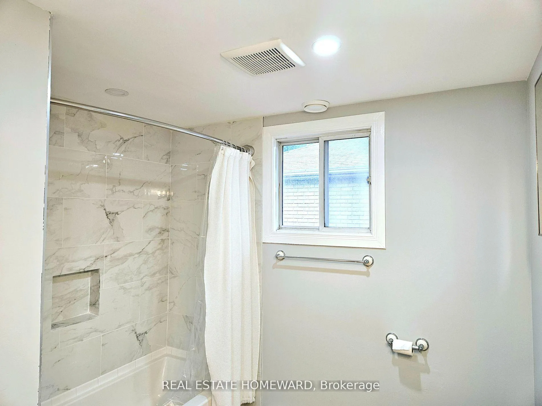 Photo 5 of 7 Bristow Court, Barrie, Allandale Heights — HOMEH