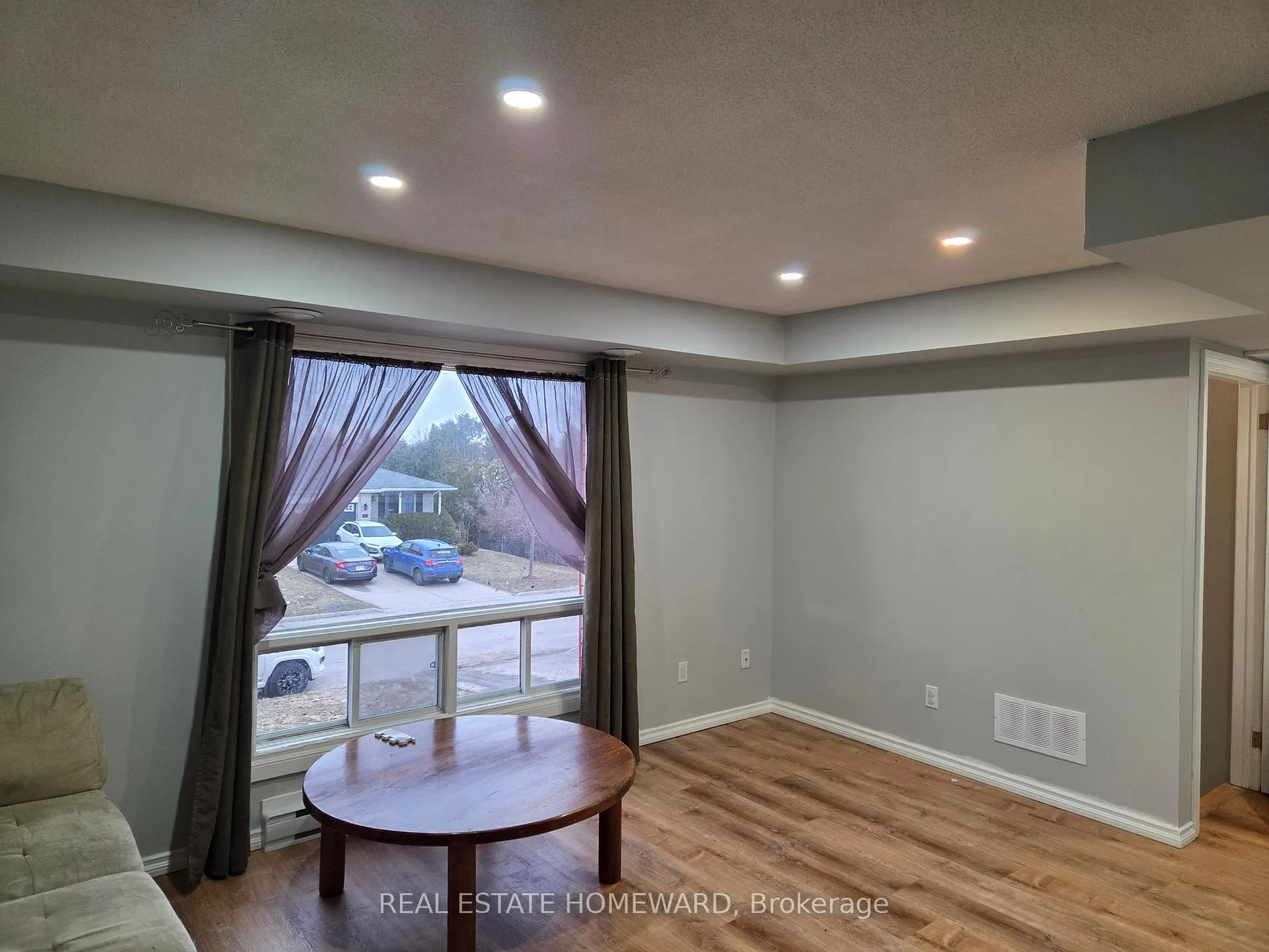 Photo 9 of 7 Bristow Court, Barrie, Allandale Heights — HOMEH