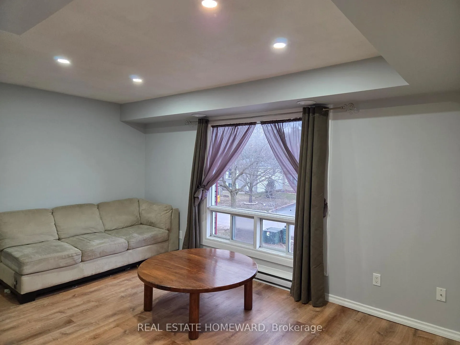 Photo 10 of 7 Bristow Court, Barrie, Allandale Heights — HOMEH