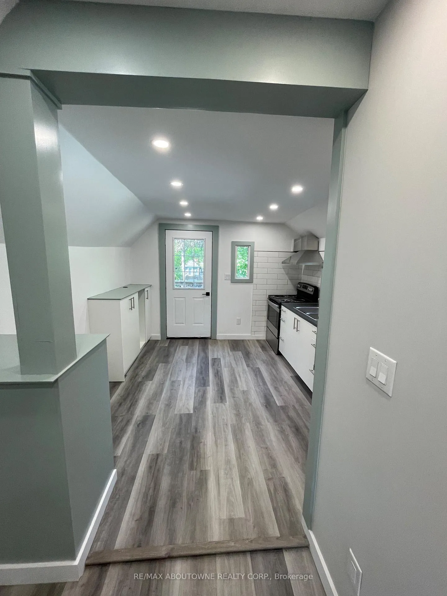 Photo 5 of 759 Barton Street E, Hamilton, Stipley — HOMEH