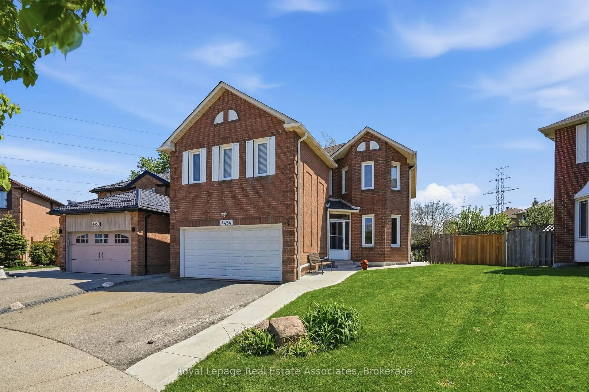 Photo 2 of 4454 Mayflower Drive, Mississauga, Hurontario — HOMEH