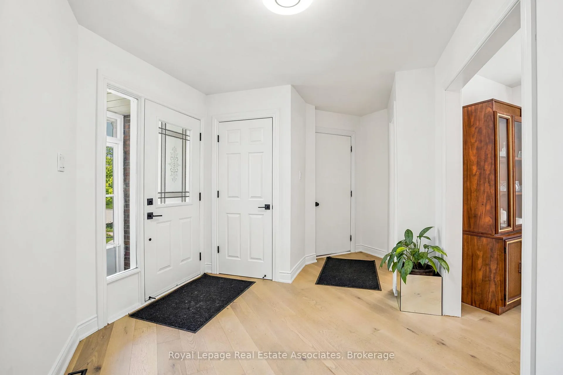 Photo 3 of 4454 Mayflower Drive, Mississauga, Hurontario — HOMEH