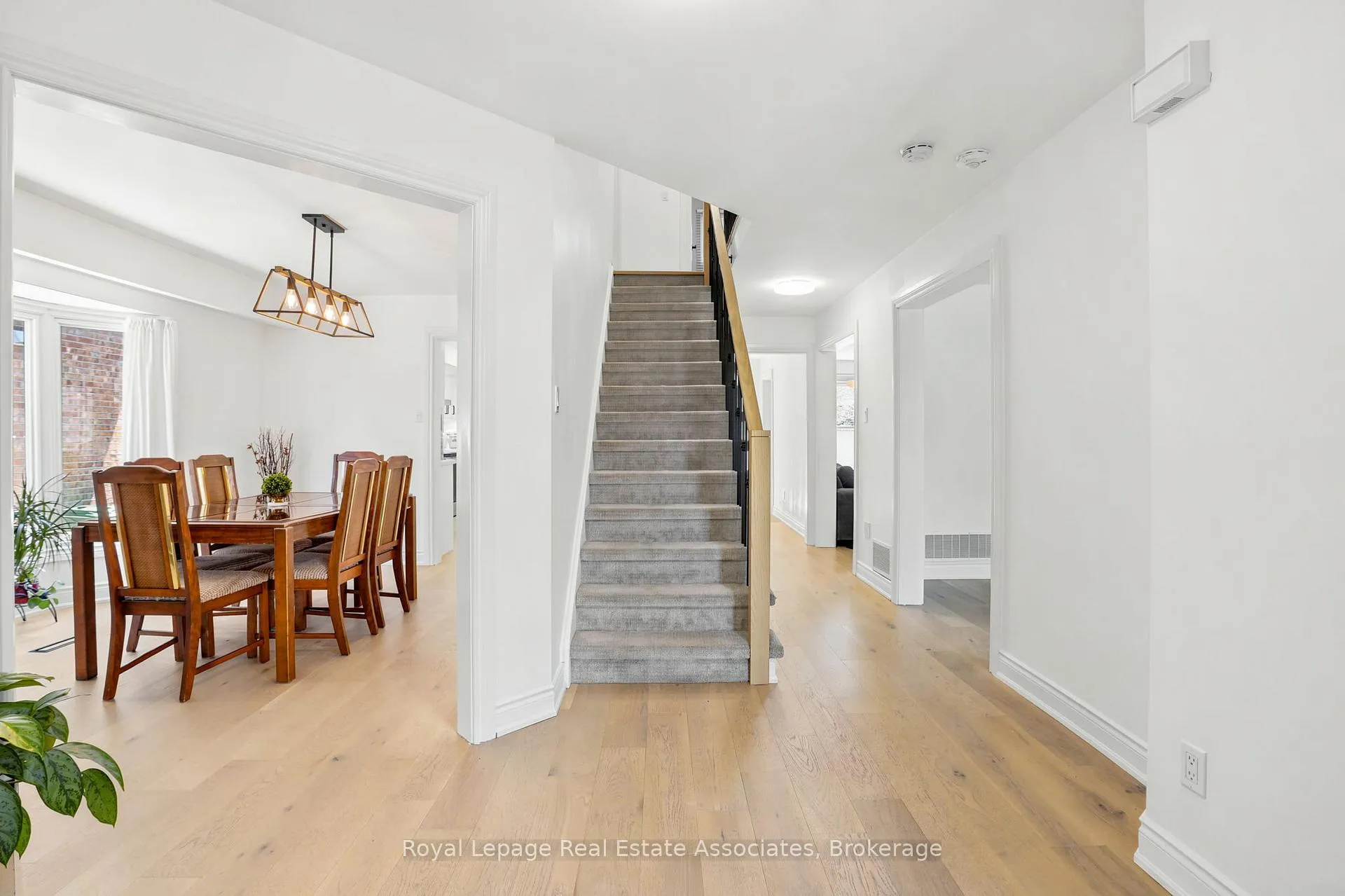 Photo 4 of 4454 Mayflower Drive, Mississauga, Hurontario — HOMEH