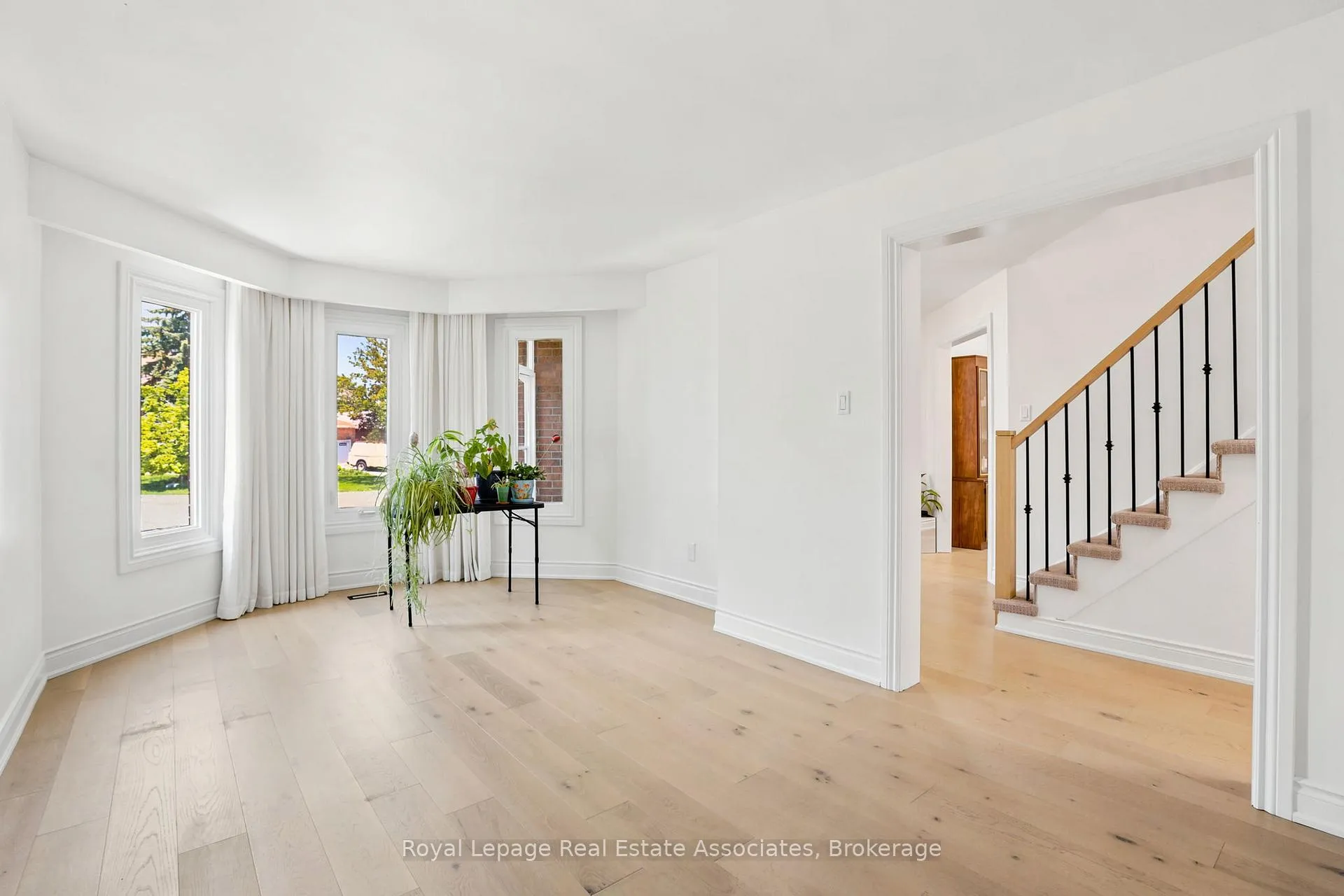 Photo 5 of 4454 Mayflower Drive, Mississauga, Hurontario — HOMEH