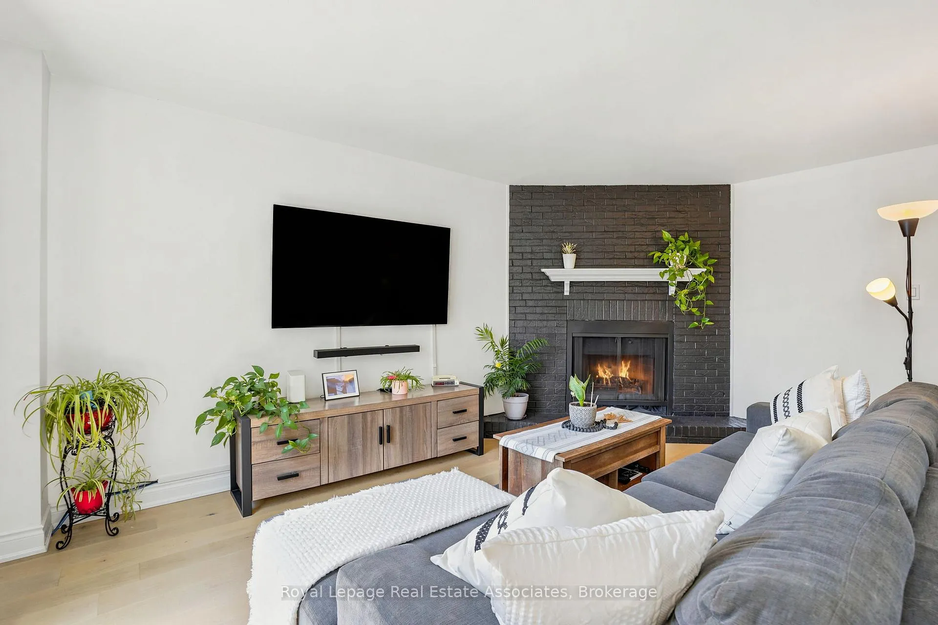 Photo 7 of 4454 Mayflower Drive, Mississauga, Hurontario — HOMEH