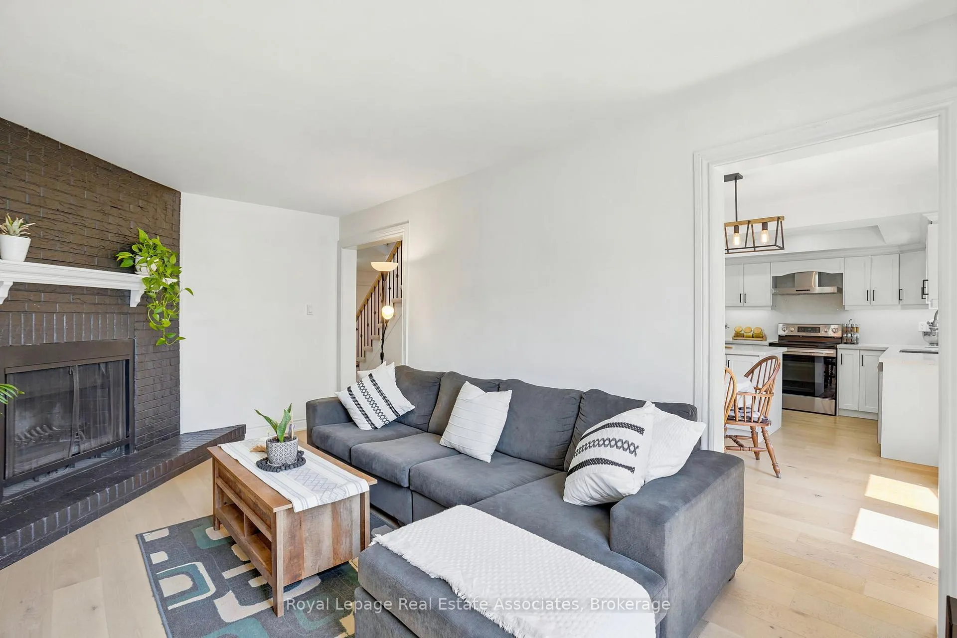 Photo 8 of 4454 Mayflower Drive, Mississauga, Hurontario — HOMEH