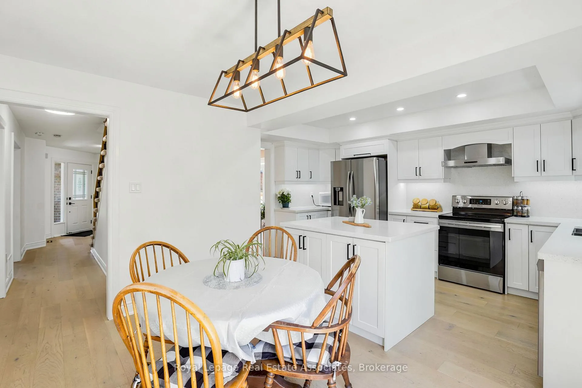 Photo 10 of 4454 Mayflower Drive, Mississauga, Hurontario — HOMEH