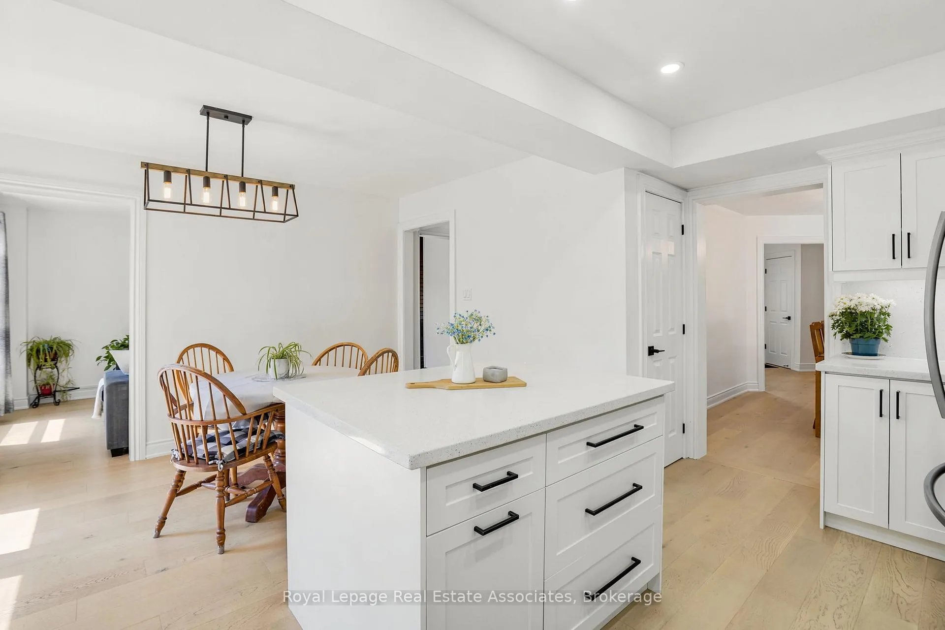 Photo 14 of 4454 Mayflower Drive, Mississauga, Hurontario — HOMEH