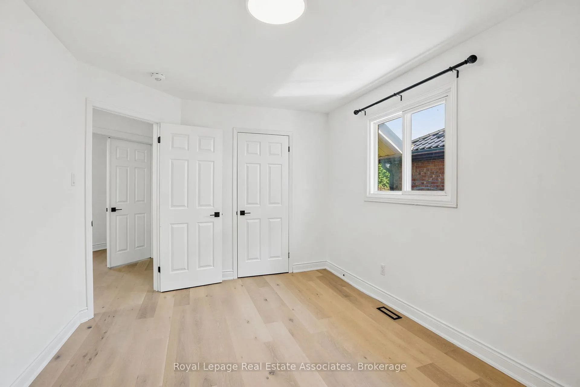 Photo 17 of 4454 Mayflower Drive, Mississauga, Hurontario — HOMEH