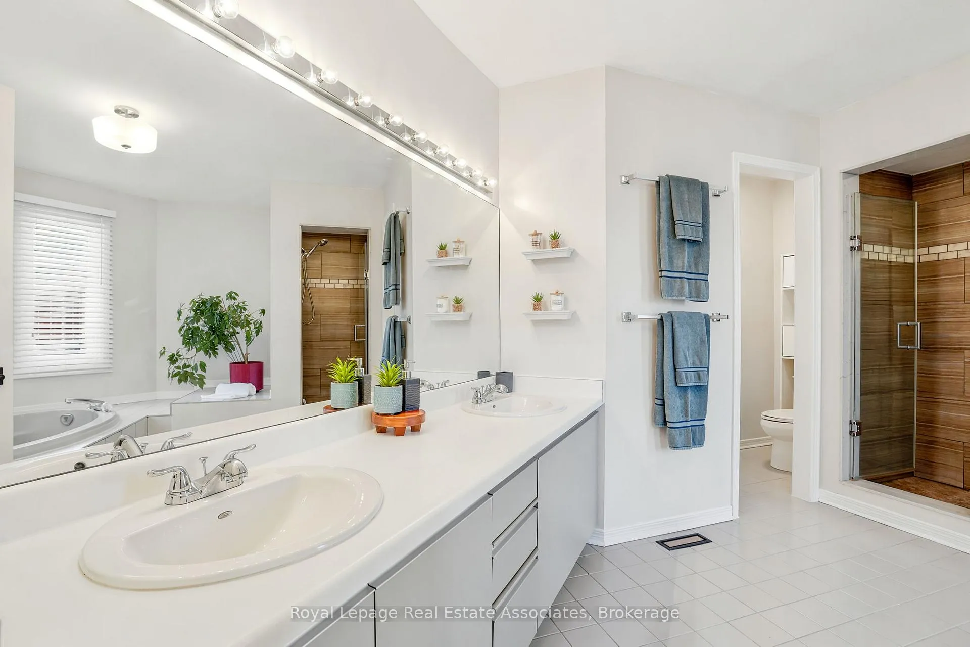 Photo 21 of 4454 Mayflower Drive, Mississauga, Hurontario — HOMEH