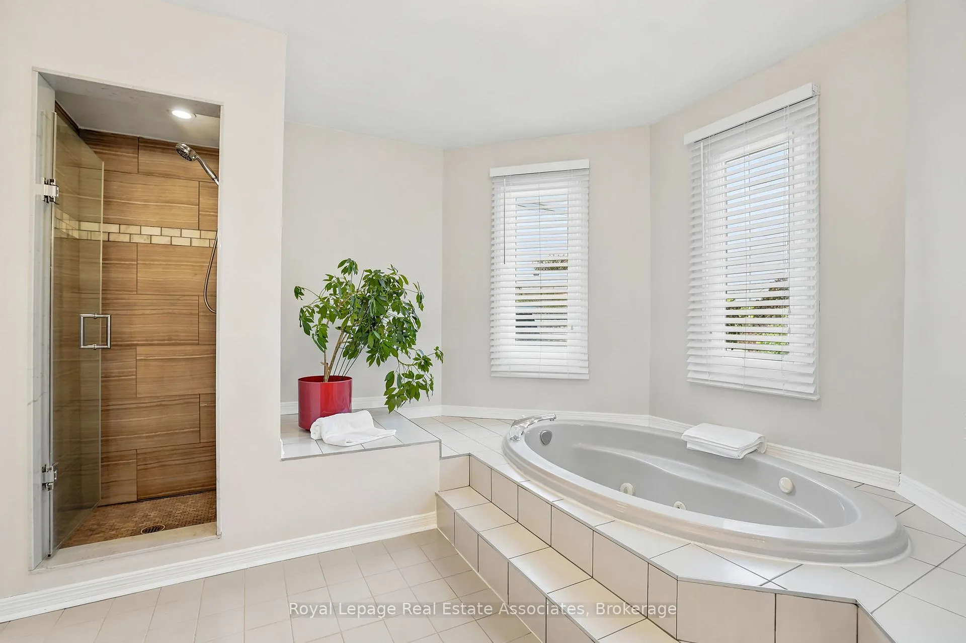 Photo 22 of 4454 Mayflower Drive, Mississauga, Hurontario — HOMEH