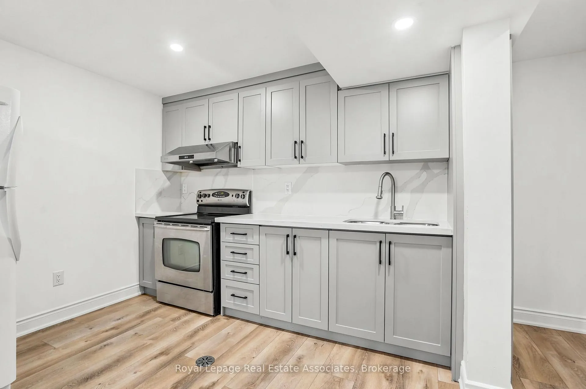 Photo 35 of 4454 Mayflower Drive, Mississauga, Hurontario — HOMEH