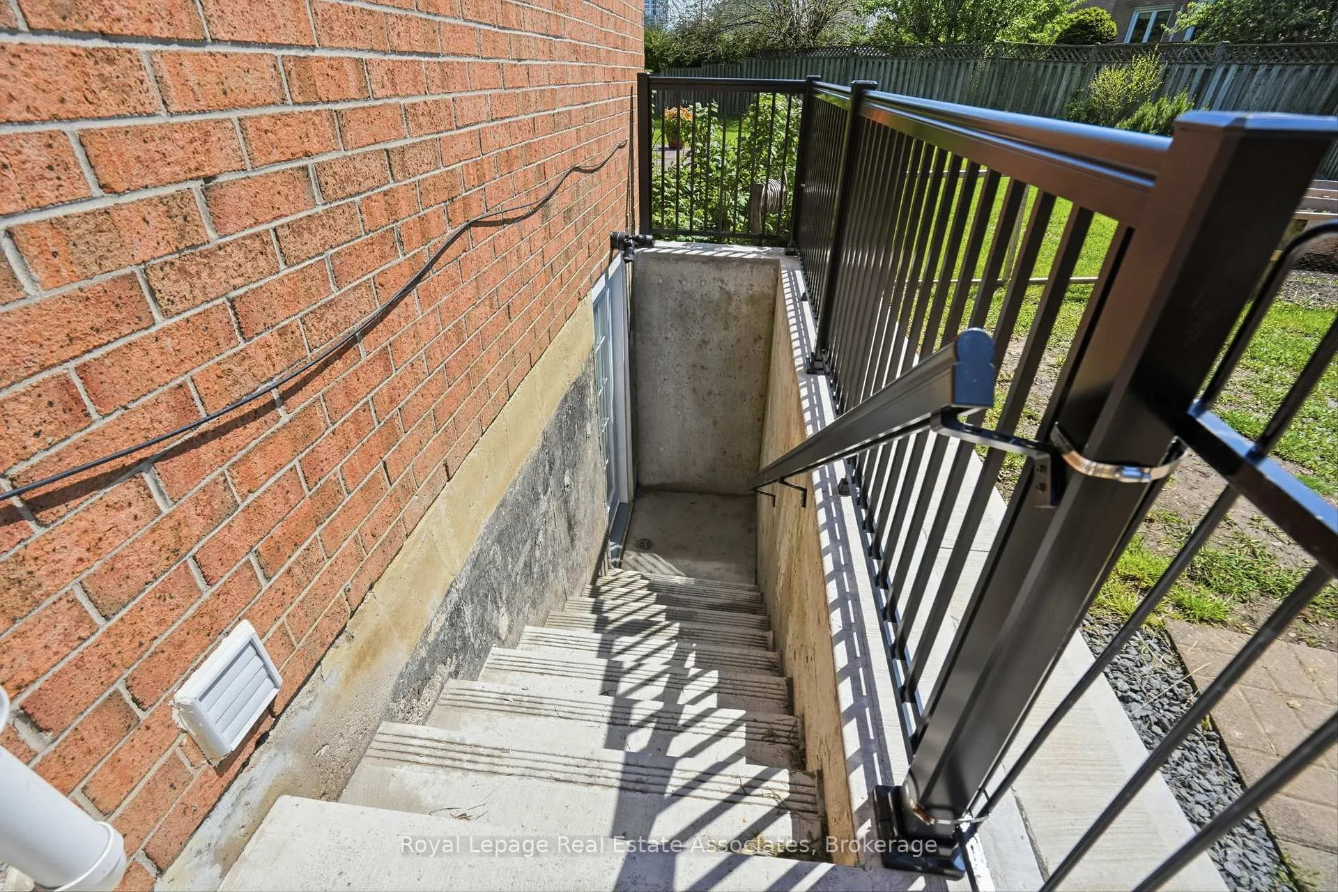 Photo 39 of 4454 Mayflower Drive, Mississauga, Hurontario — HOMEH