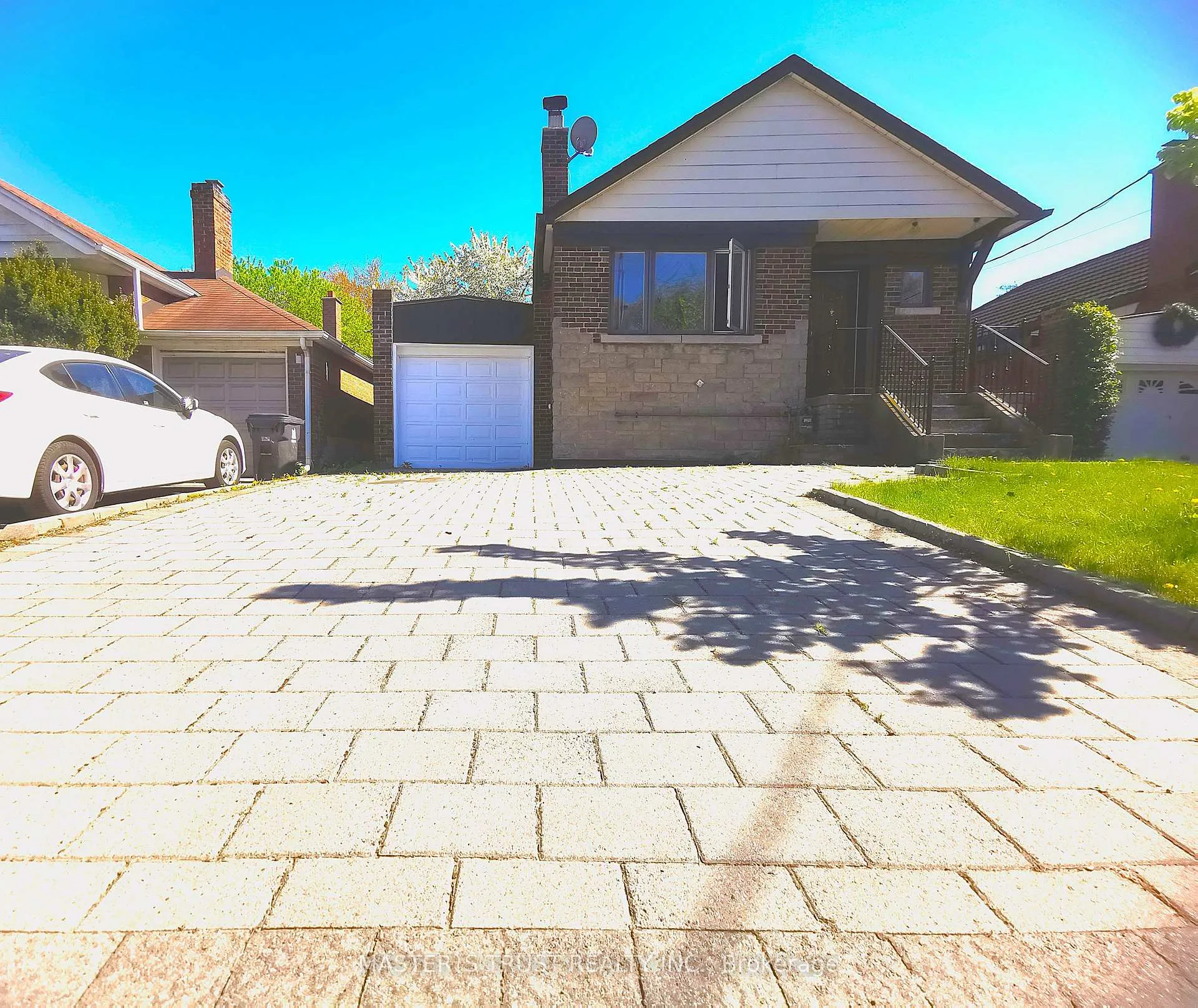 Photo 2 of 623 O' Connor Dr, Toronto, East York — HOMEH