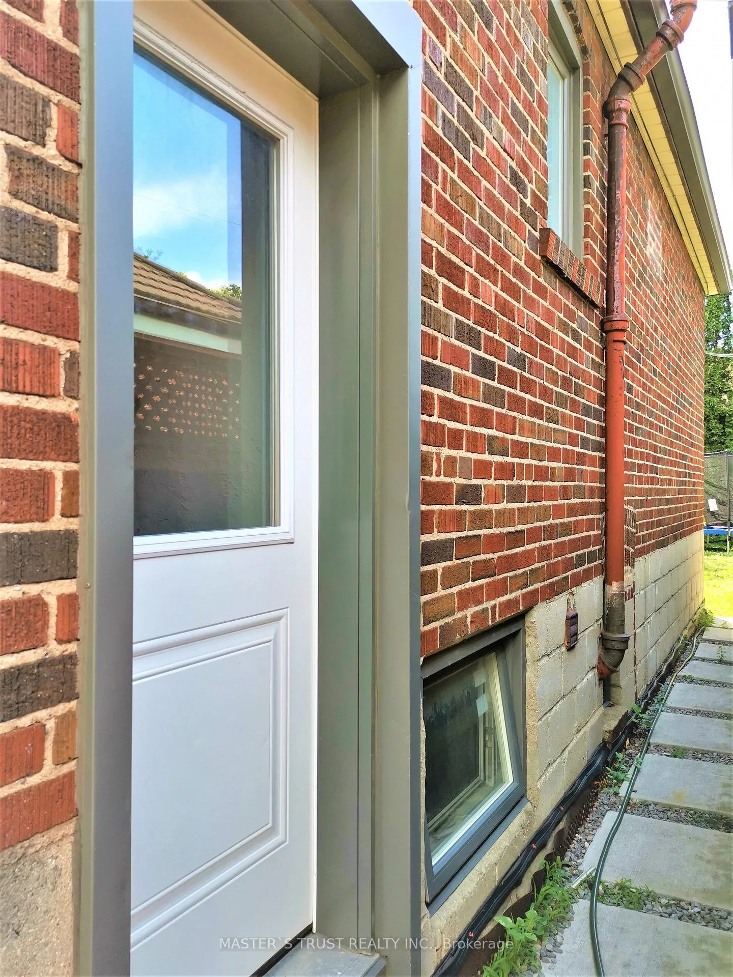 Photo 3 of 623 O' Connor Dr, Toronto, East York — HOMEH