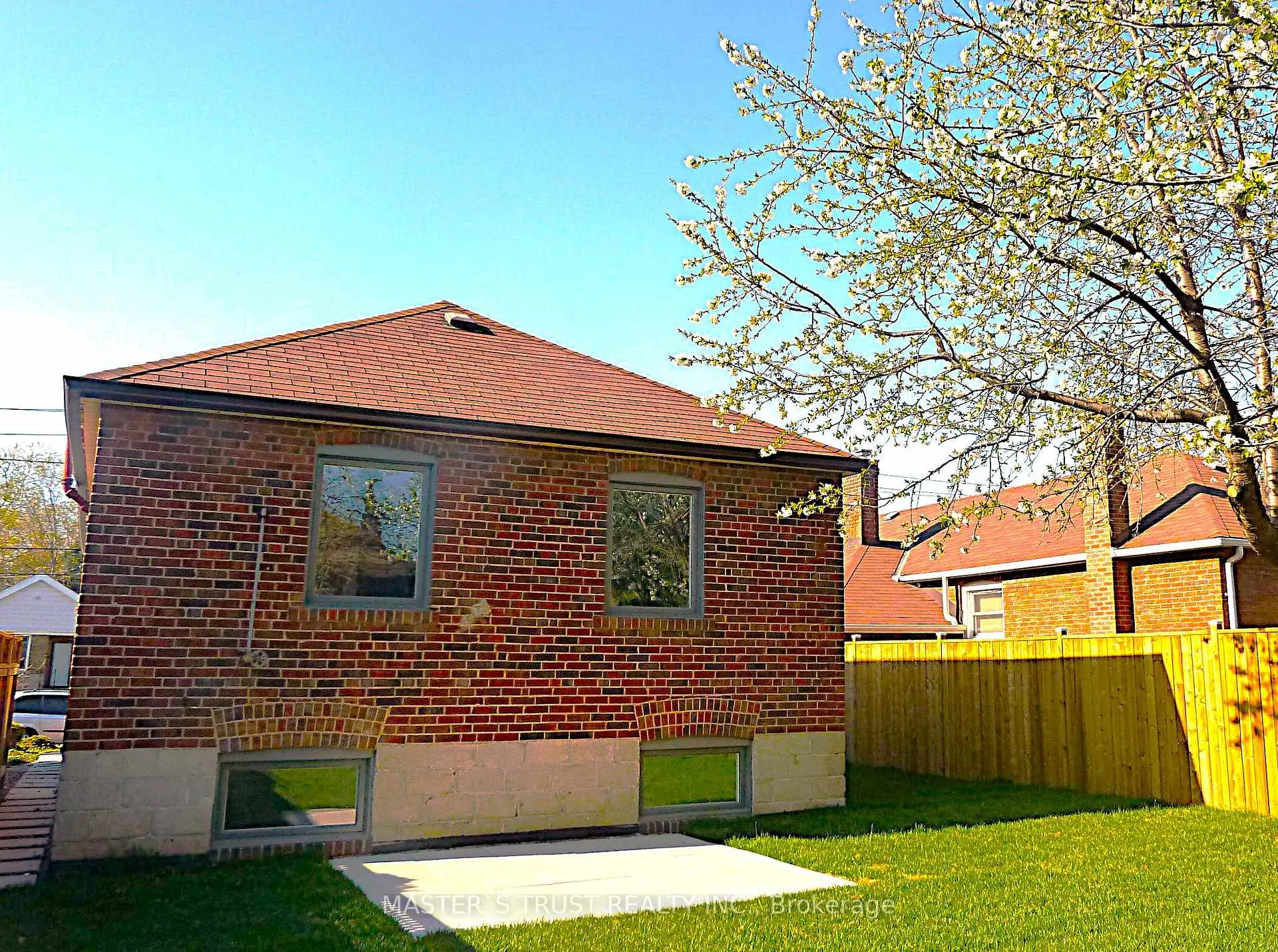 Photo 4 of 623 O' Connor Dr, Toronto, East York — HOMEH