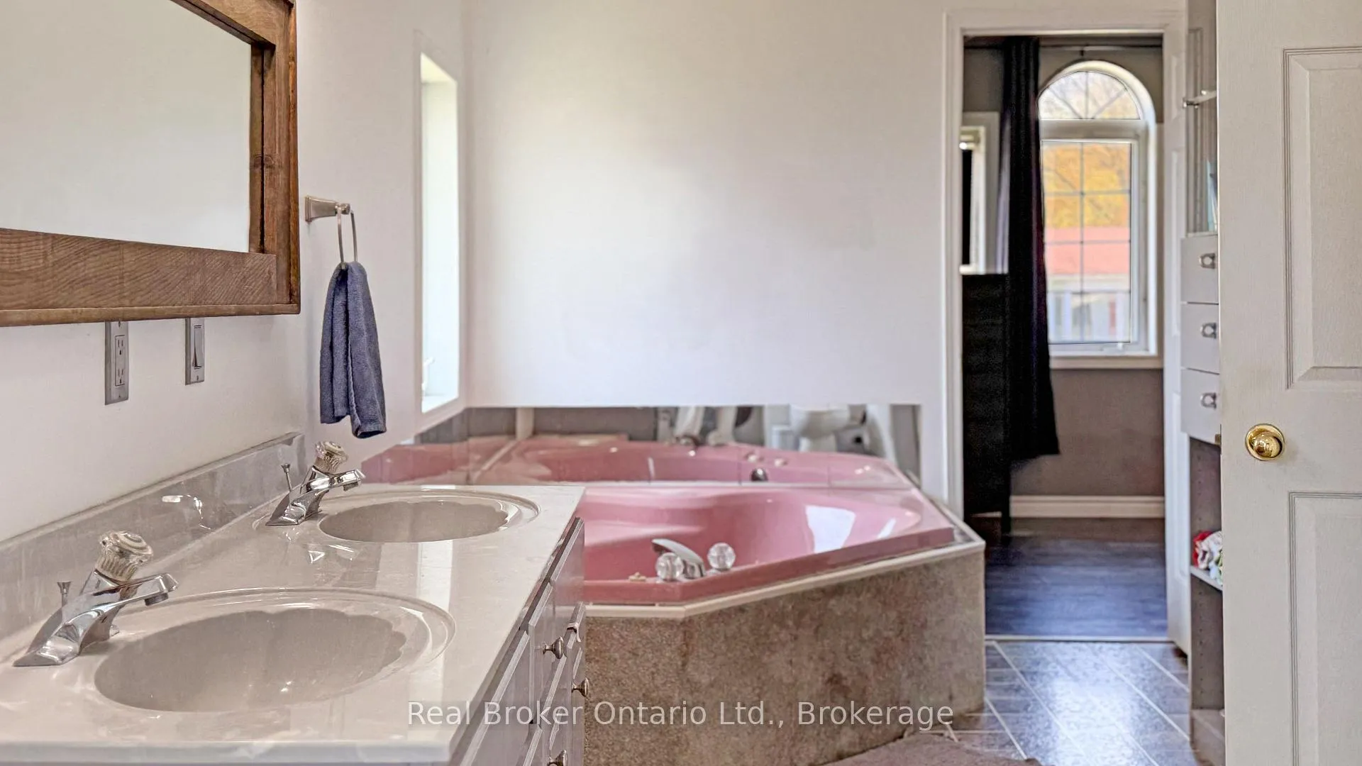 Photo 14 of 11 James Street W, Minto — HOMEH