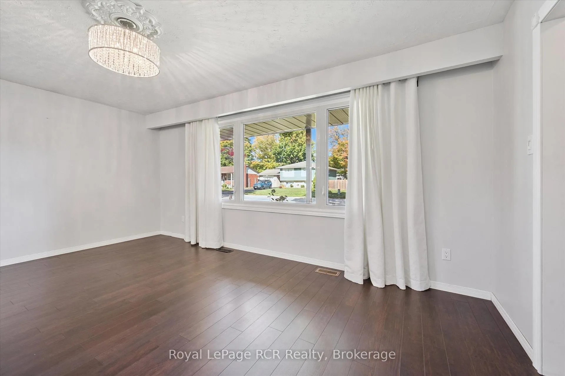 Photo 11 of 551 Oakview Crescent, Wellington North, Mount Forest — HOMEH