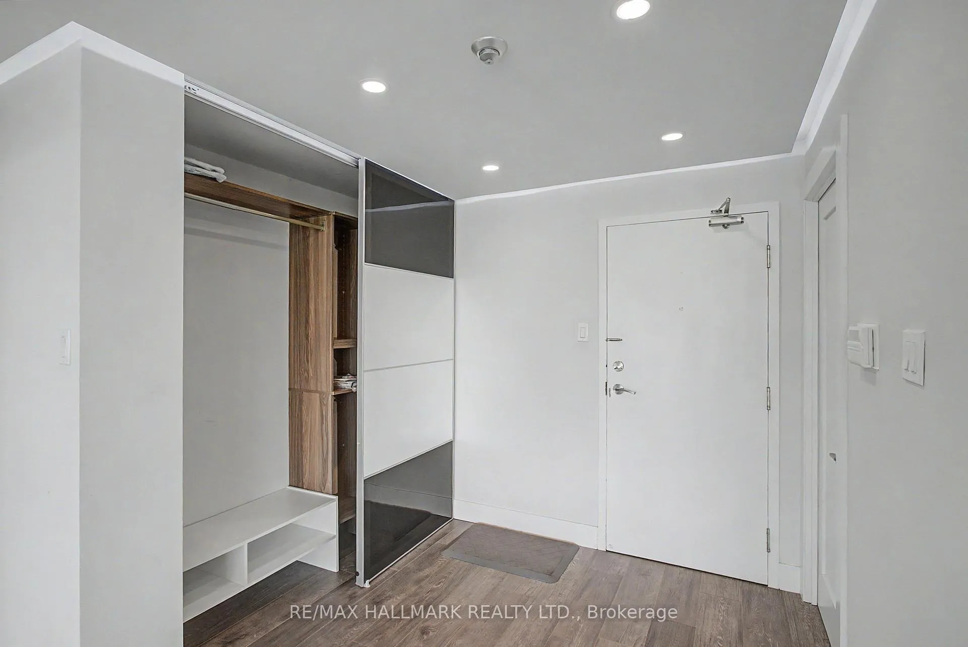 Photo 4 of Unit 1007, 1 Clark Avenue W, Vaughan, Crestwood-Springfarm-Yorkhill — HOMEH